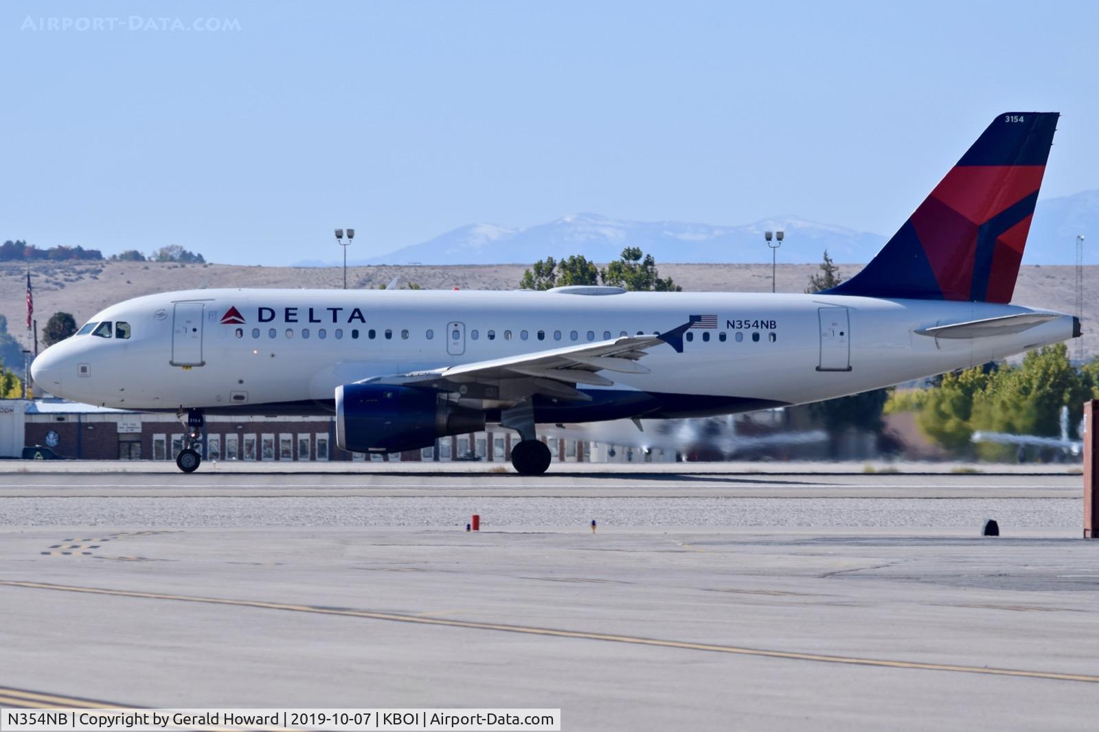 N354NB, 2002 Airbus A319-114 C/N 1833, Landing RWY 10L.