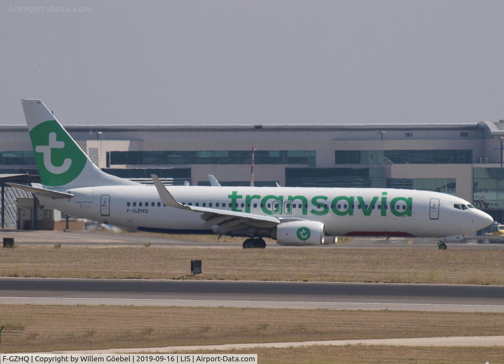 F-GZHQ, 2015 Boeing 737-8K2 C/N 44567, Taxi to the gate on Lisbon Airport