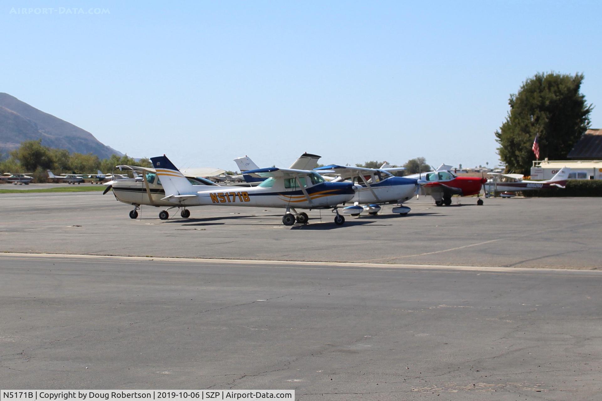 N5171B, 1979 Cessna 152 C/N 15283787, 1979 Cessna 152, Lycoming O-235-L2C 115 Hp, on Transient Ramp