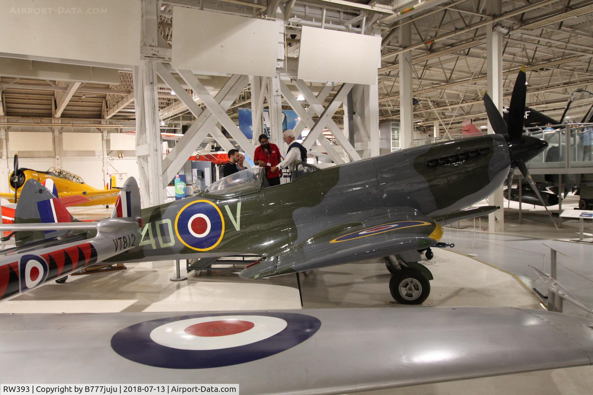 RW393, 1945 Supermarine 361 Spitfire LF.XVIe C/N CBAF.IX.4651, at Hendon
peint TB675 4D.V