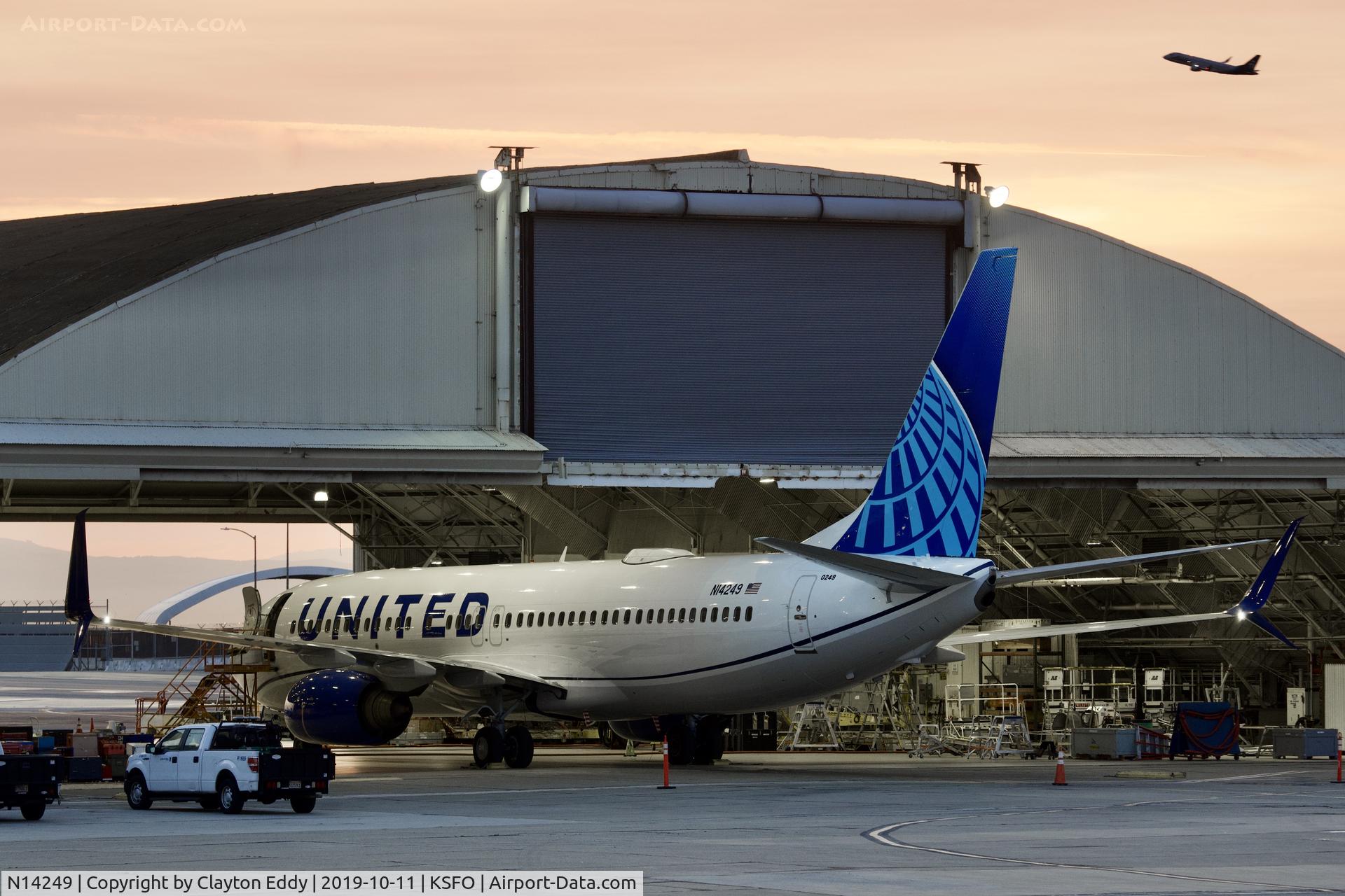 N14249, 1999 Boeing 737-824 C/N 28809, SFO 2019.