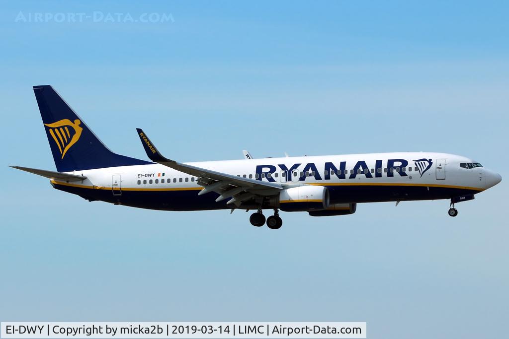 EI-DWY, 2008 Boeing 737-8AS C/N 33638, Landing
