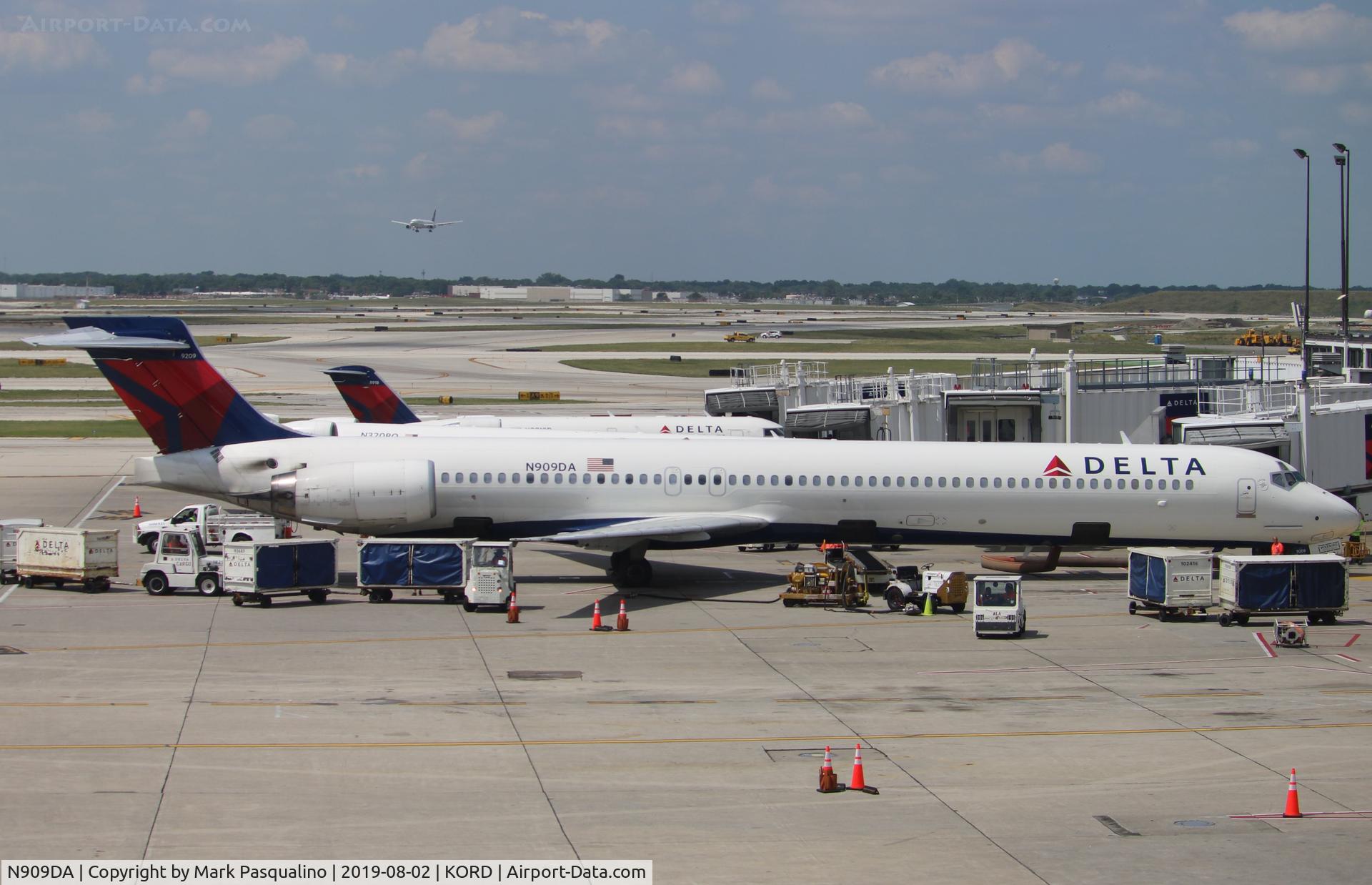 N909DA, 1995 McDonnell Douglas MD-90-30 C/N 53389, MD-90-30