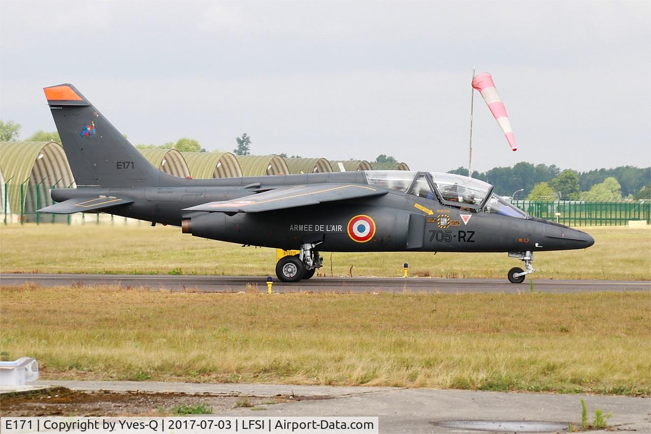 E171, Dassault-Dornier Alpha Jet E C/N E171, Dassault-Dornier Alpha Jet E, Taxiing to holding point rwy 29, St Dizier-Robinson Air Base 113 (LFSI) Open day 2017