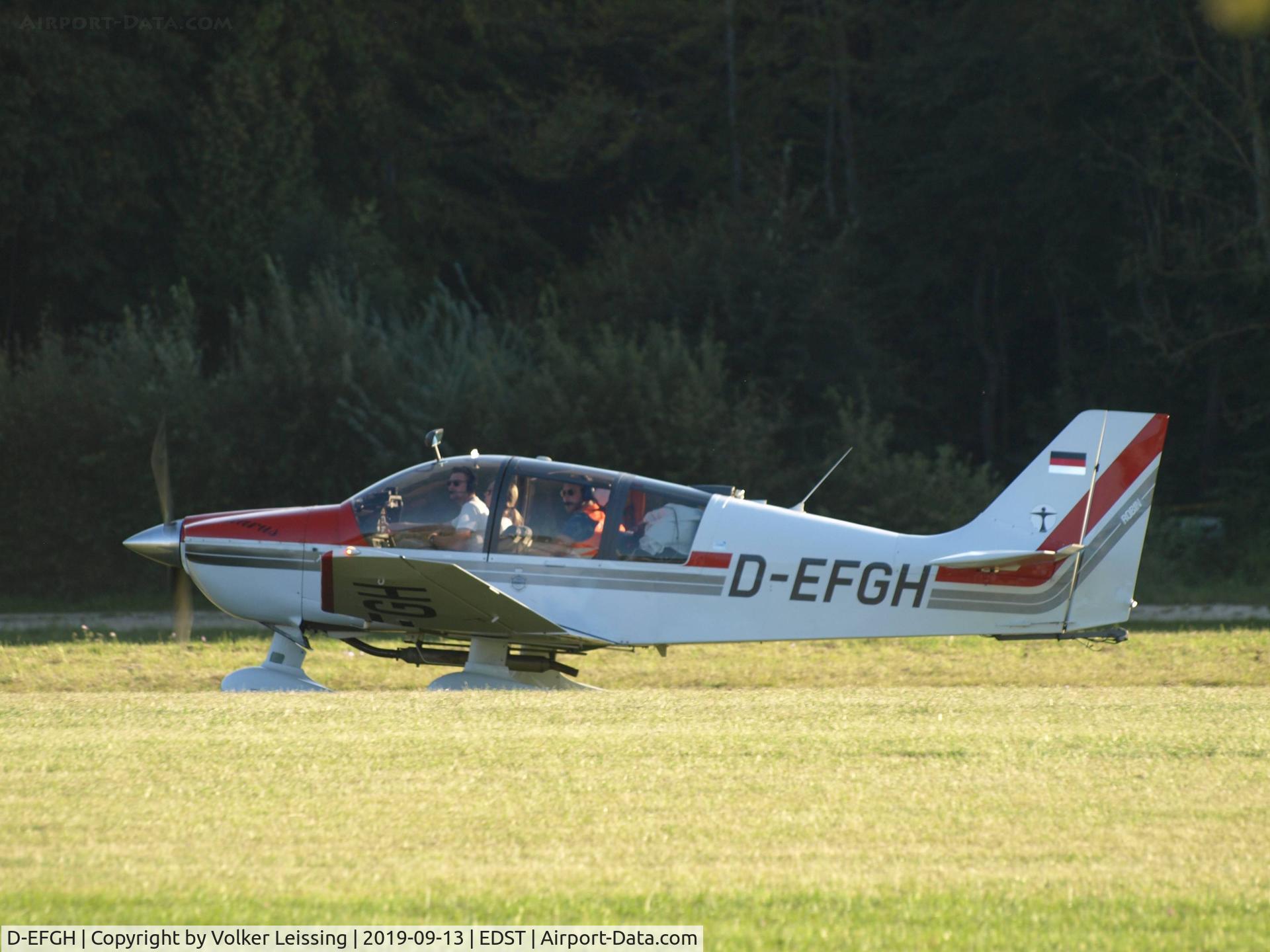 D-EFGH, 1988 Robin DR-400-200R Remorqueur C/N 2433, taxi to rwy