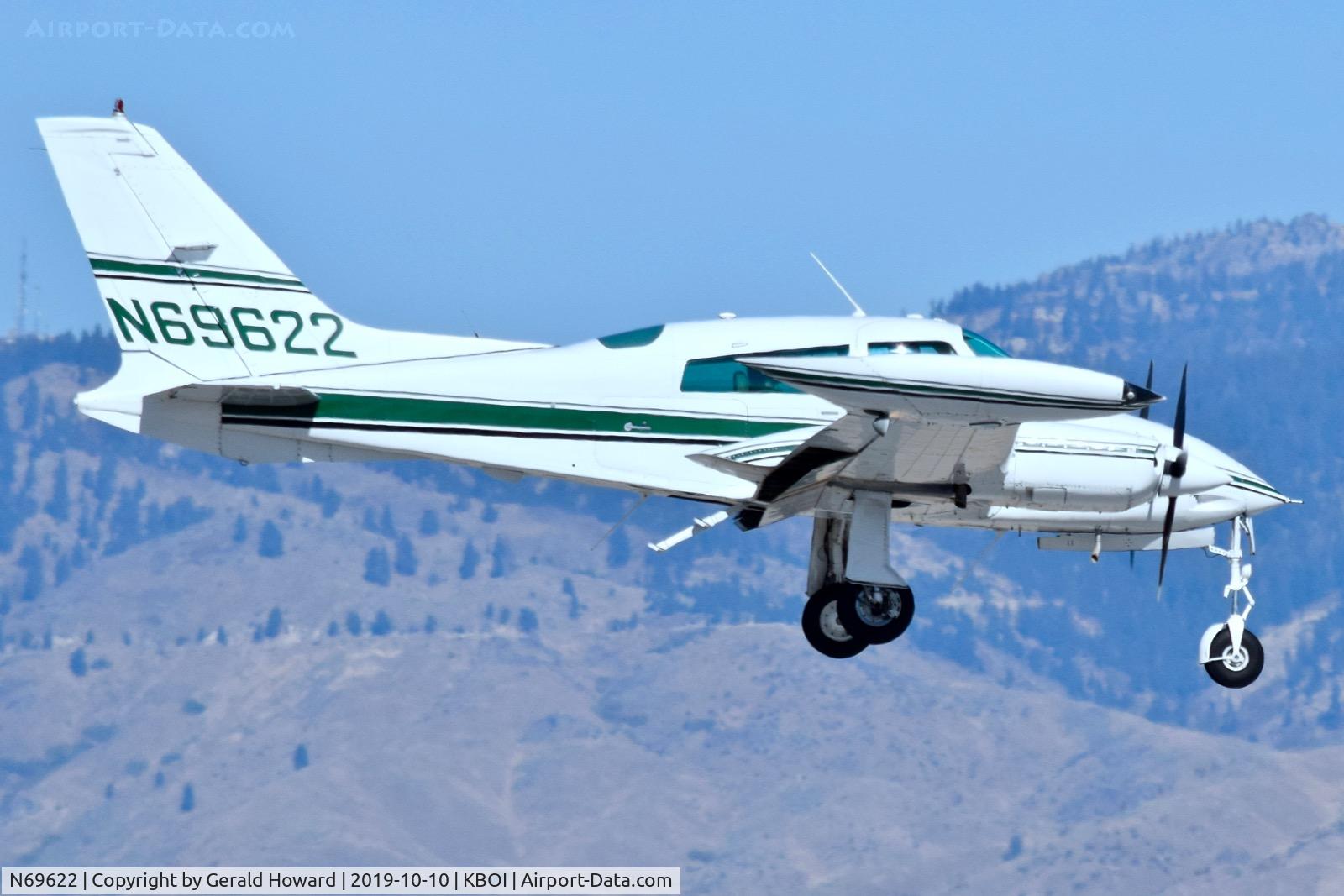 N69622, 1973 Cessna 310Q C/N 310Q0904, Landing RWY 10l.