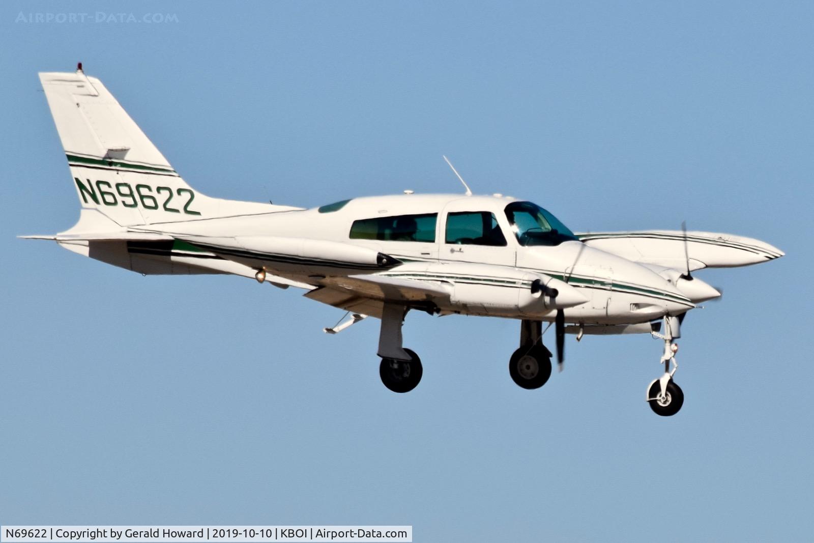 N69622, 1973 Cessna 310Q C/N 310Q0904, Landing RWY 10L.