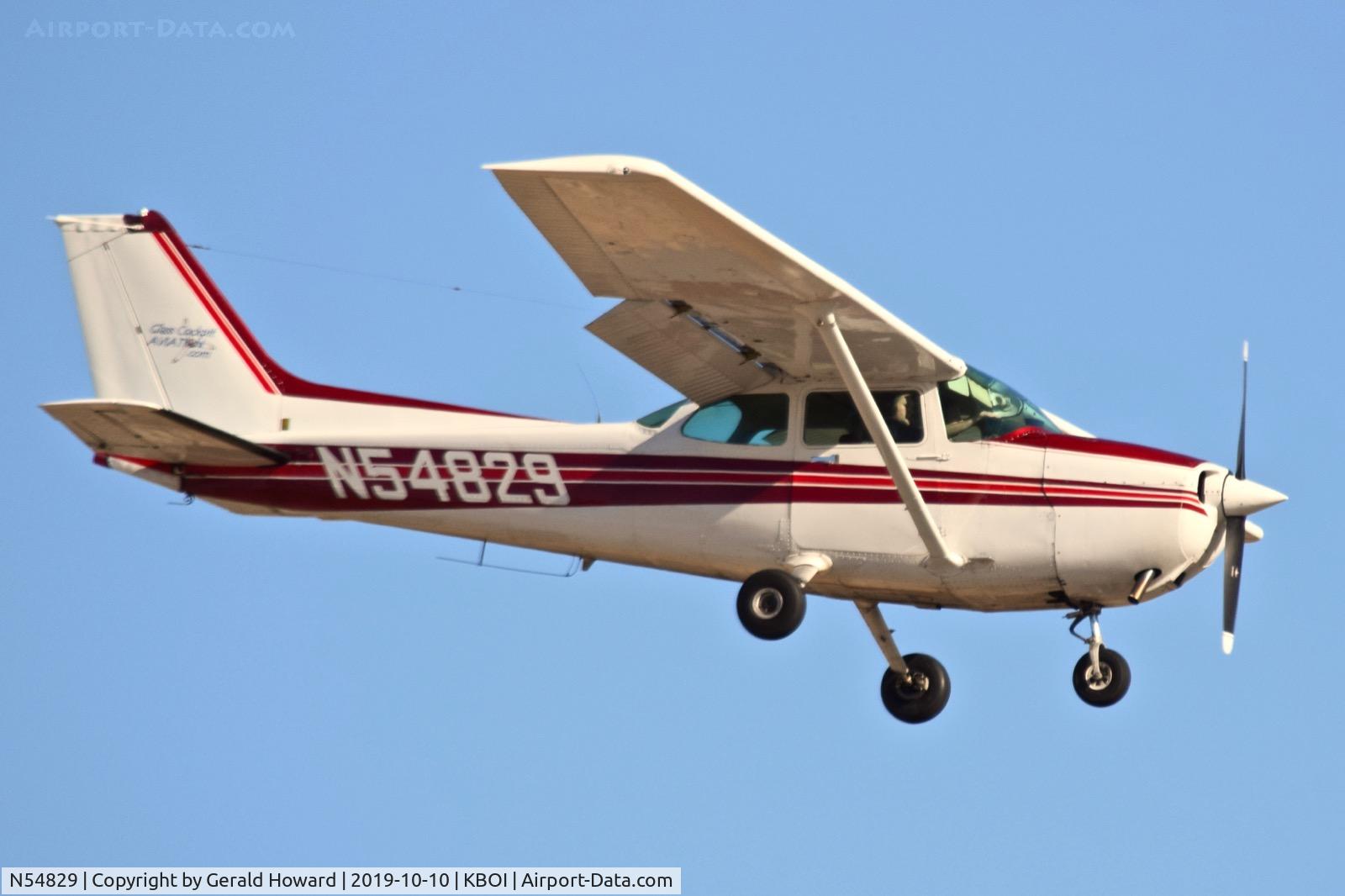 N54829, 1981 Cessna 172P C/N 17275059, Landing RWY 10R.