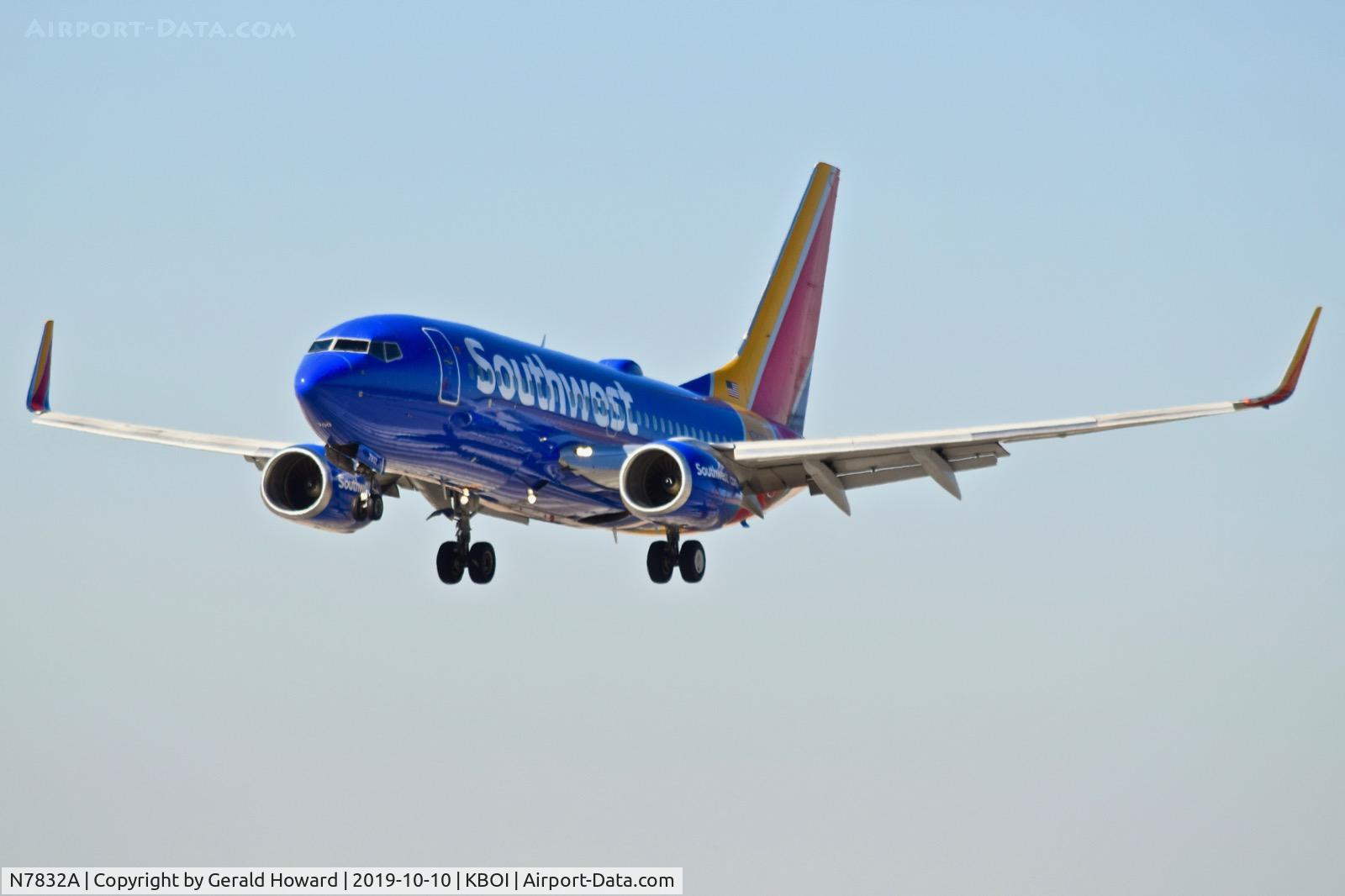 N7832A, 2003 Boeing 737-79P C/N 30657, Landing RWY 10L.