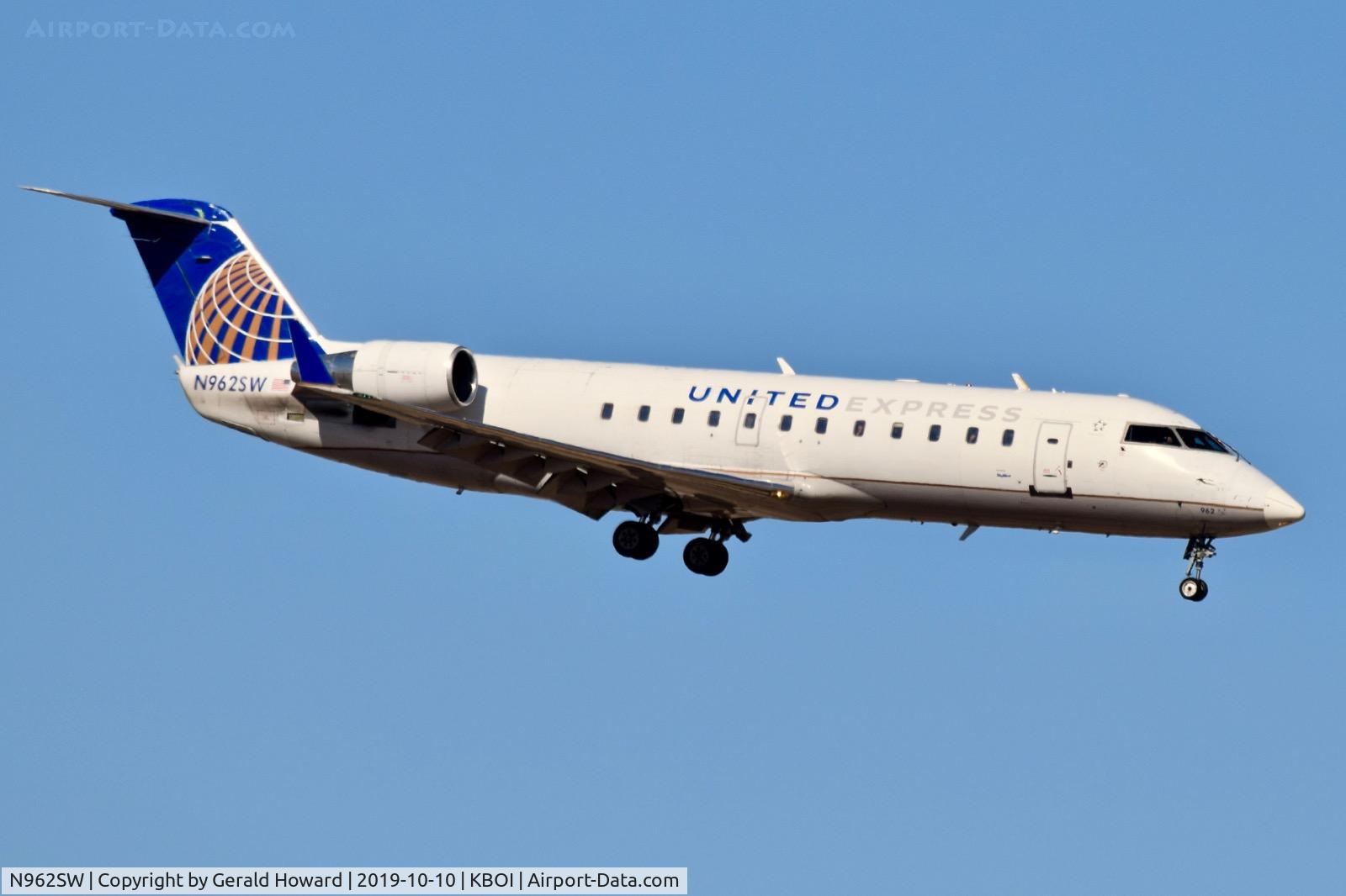 N962SW, 2003 Bombardier CRJ-200ER (CL-600-2B19) C/N 7859, Landing RWY 10L.