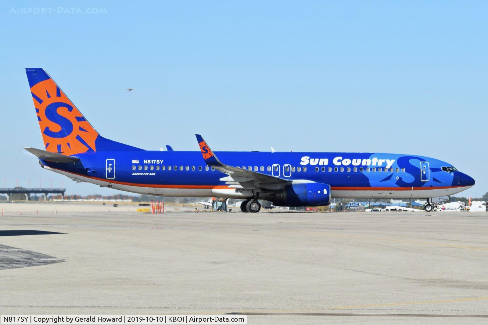 N817SY, 2001 Boeing 737-8K2 C/N 30392, Taxiing onto the north GA ramp.