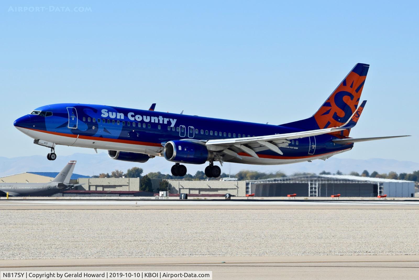N817SY, 2001 Boeing 737-8K2 C/N 30392, Landing RWY 10L.