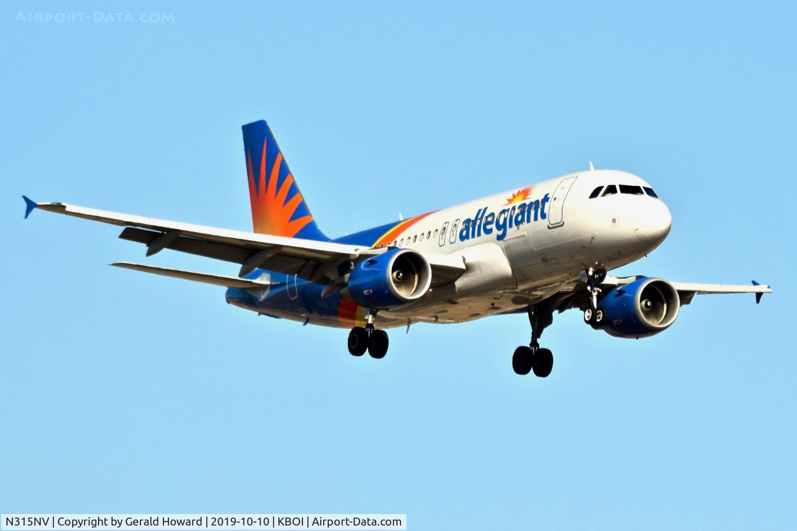 N315NV, 2005 Airbus A319-111 C/N 2412, Landing RWY 10L.