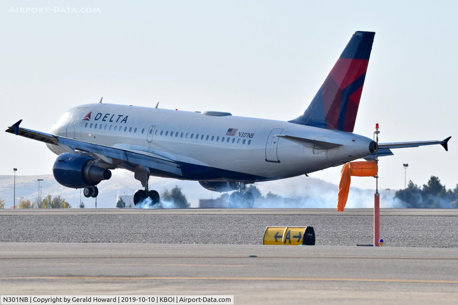 N301NB, 1999 Airbus A319-114 C/N 1058, Landing RWY 10L.