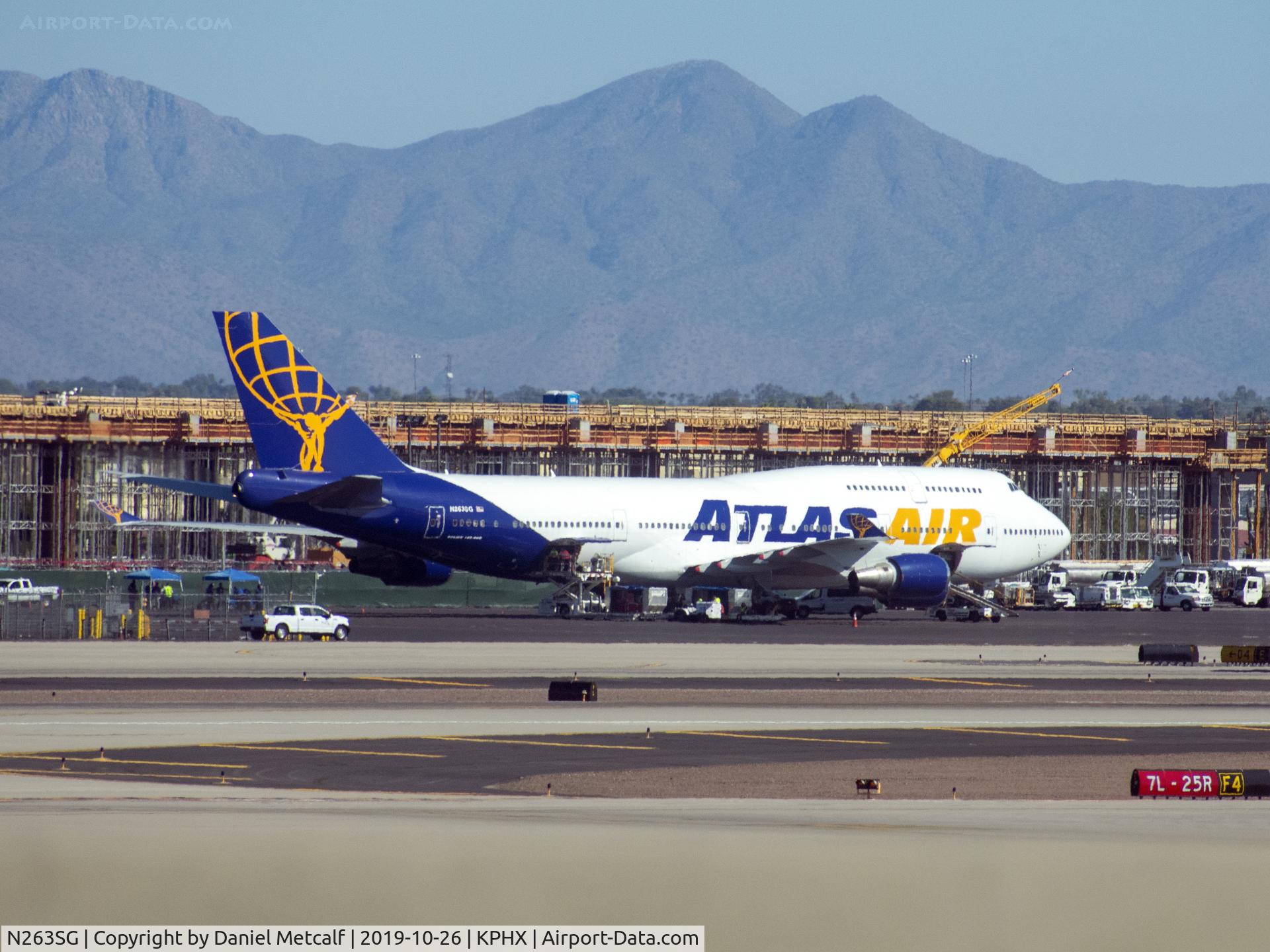 N263SG, 1999 Boeing 747-481 C/N 29263, Seen from the highway near Phoenix Sky Harbor International Airport