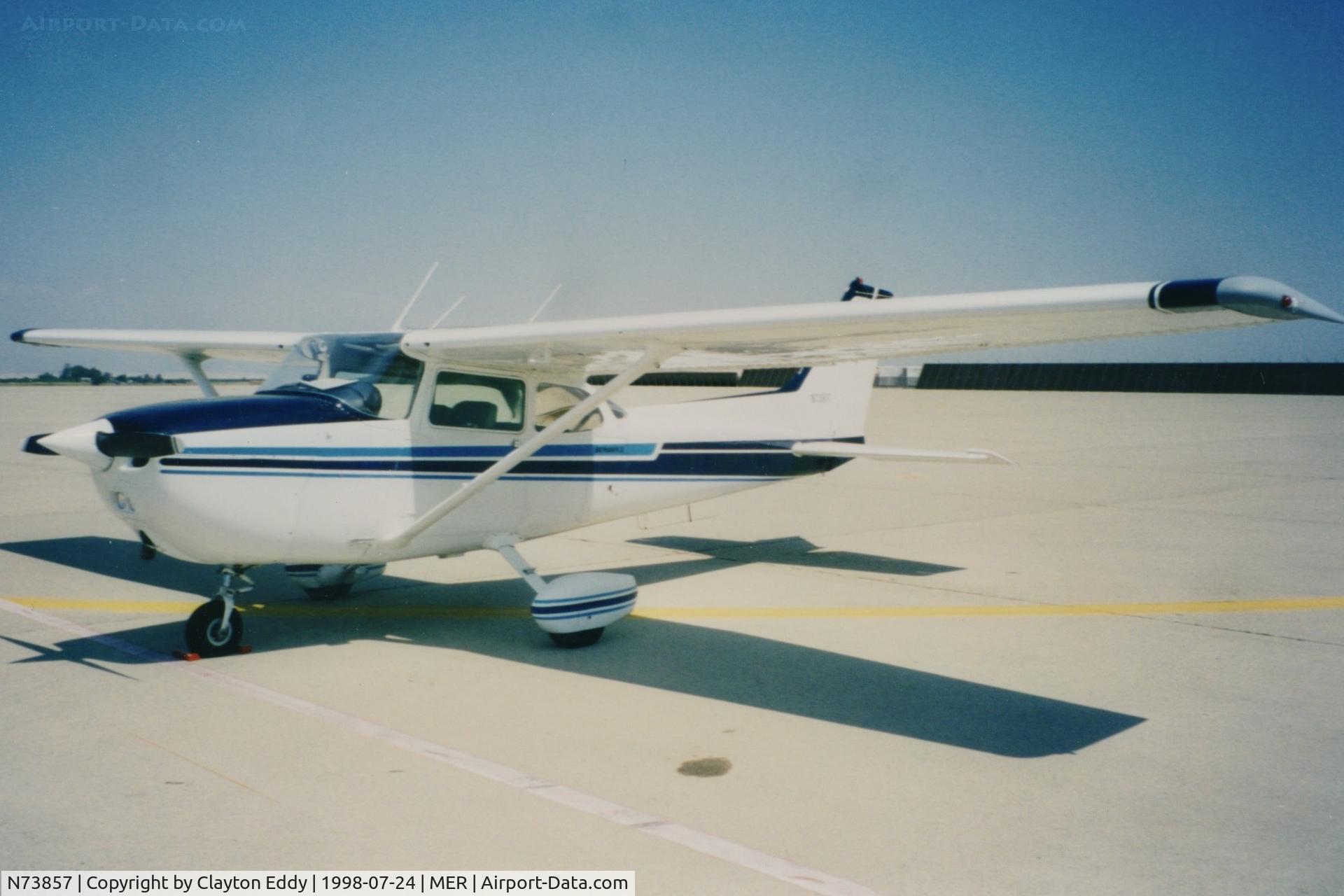 N73857, 1976 Cessna 172N C/N 17267725, Castle airport. 1998.