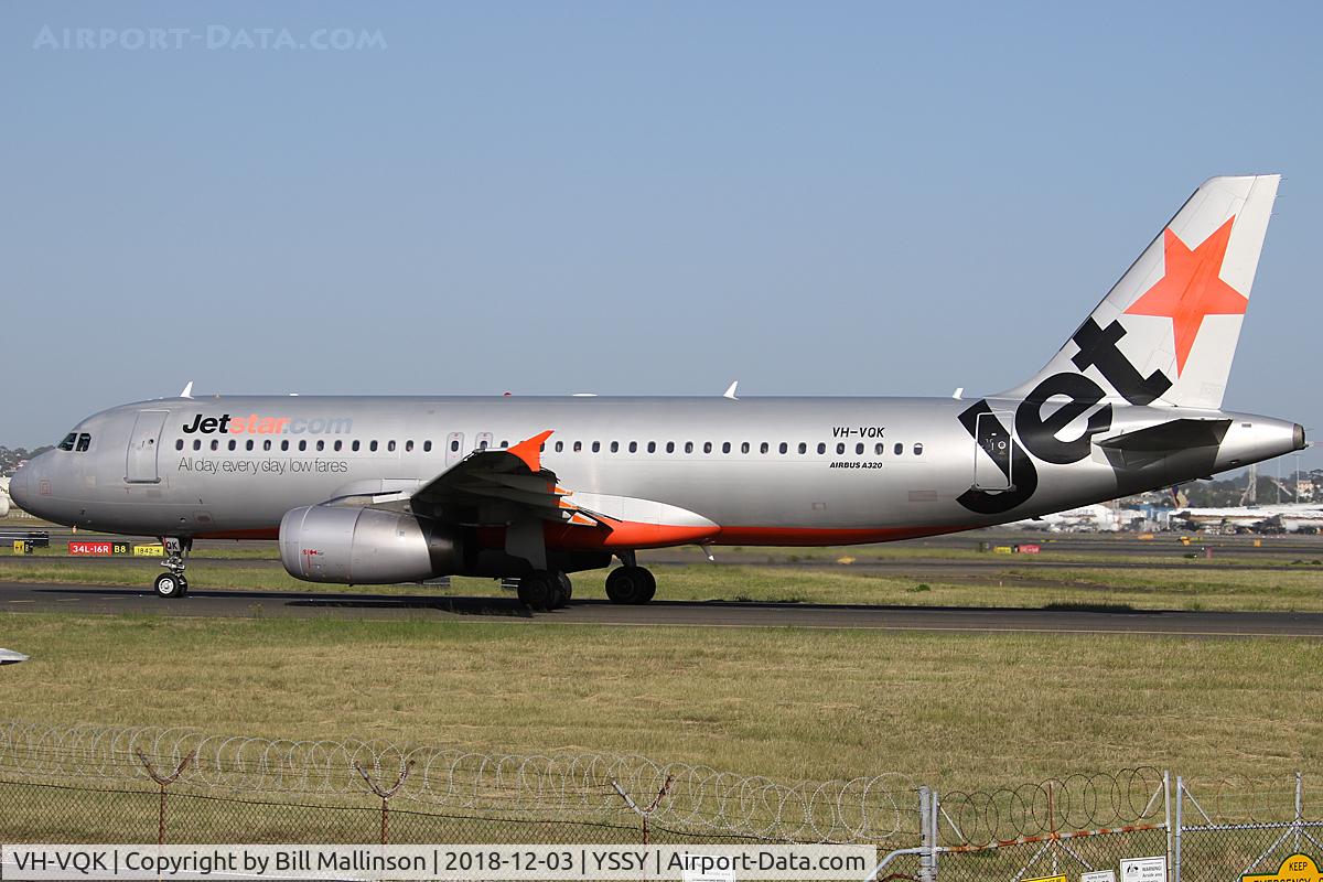 VH-VQK, 2001 Boeing 717-231 C/N 55097, taxi to 34R