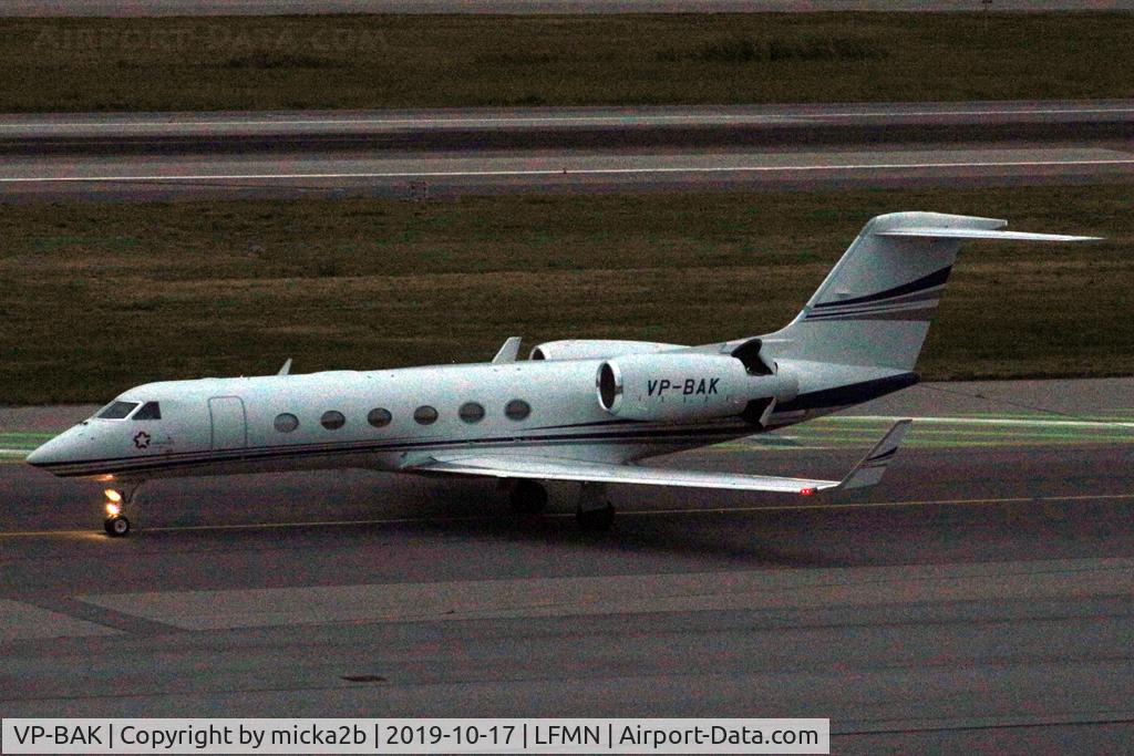VP-BAK, Gulfstream Aerospace GIV-X (G450) C/N 4310, Taxiing