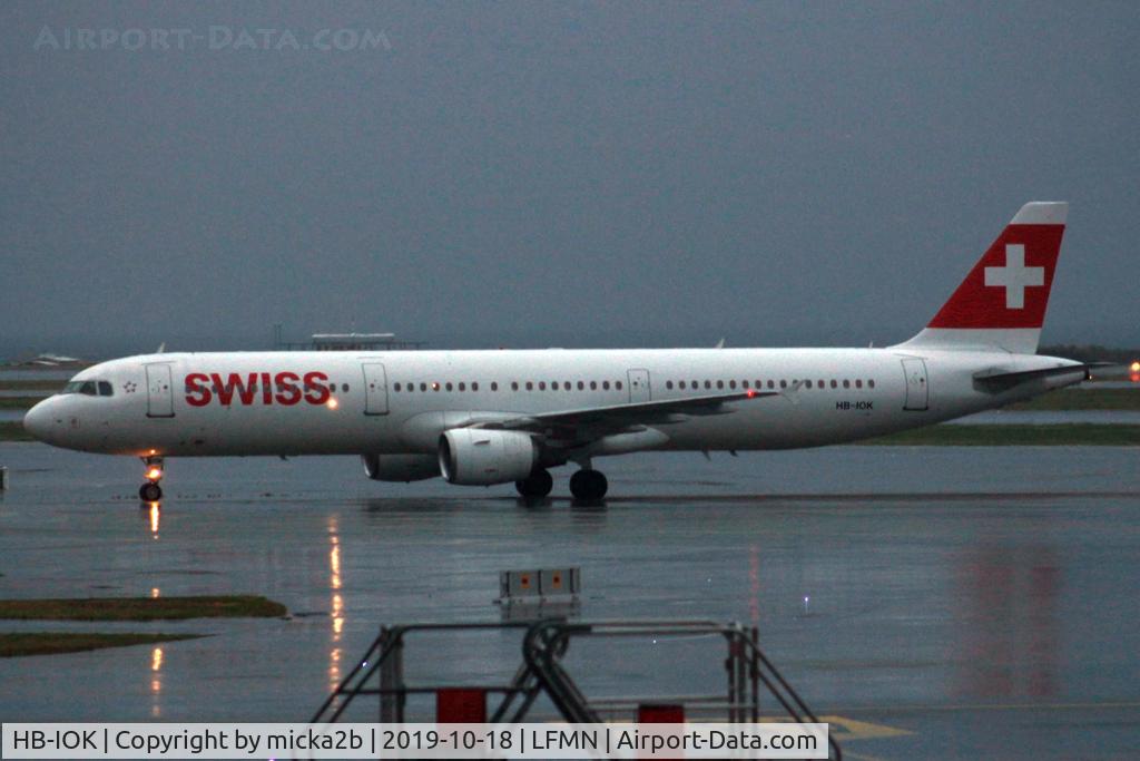 HB-IOK, 1999 Airbus A321-111 C/N 987, Taxiing
