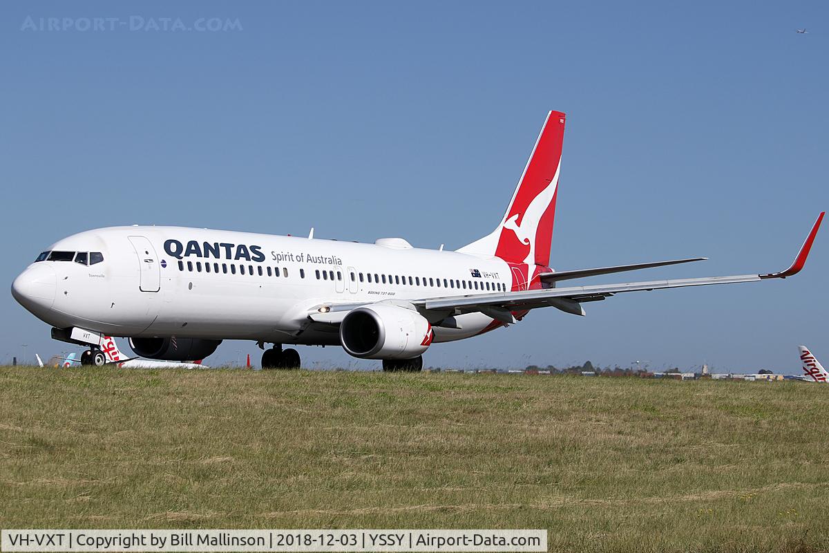 VH-VXT, 2003 Boeing 737-838 C/N 33760, TAXI TO 34R