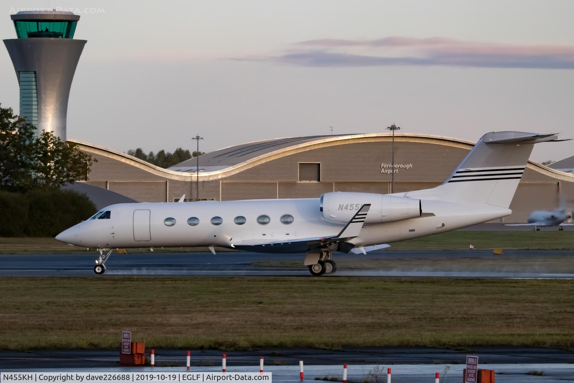N455KH, 2004 Bombardier Challenger 300 C/N 20035, Taking off from rwy 24 at Farnborough - EGLF