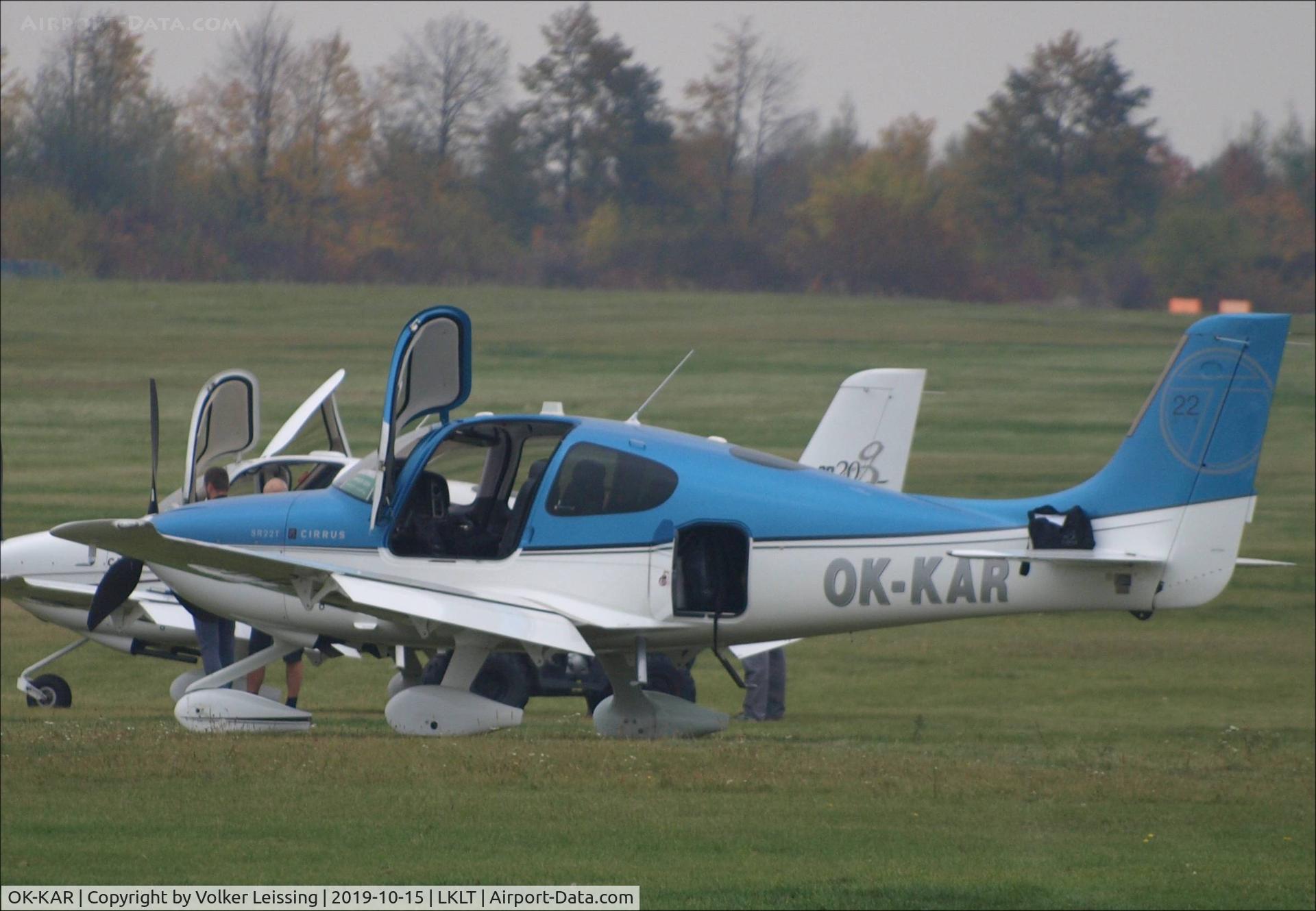 OK-KAR, 2011 Cirrus SR22T C/N 0222, parking