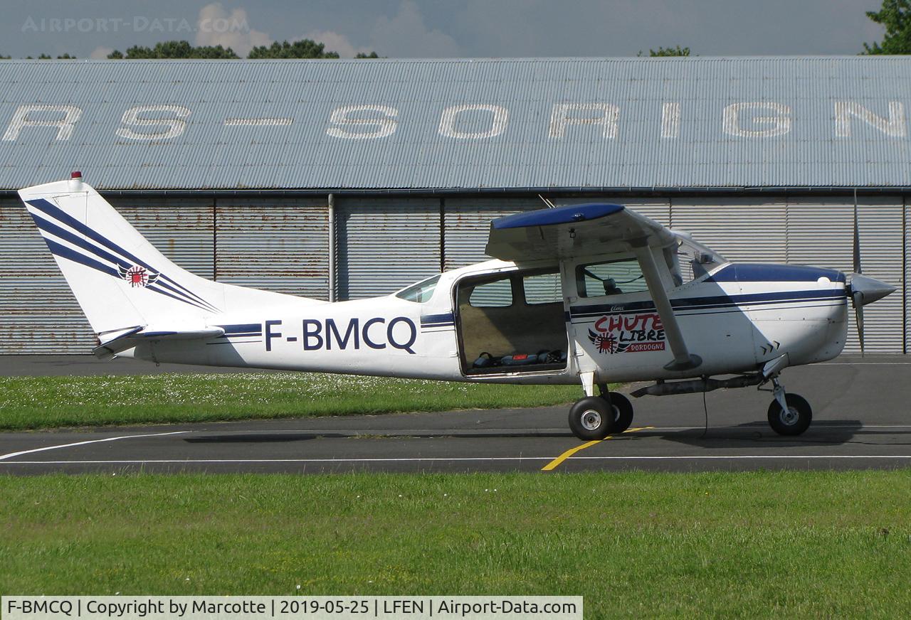 F-BMCQ, 1963 Cessna 206 Super Skywagon C/N 206-0003, Awaiting for parachutists.