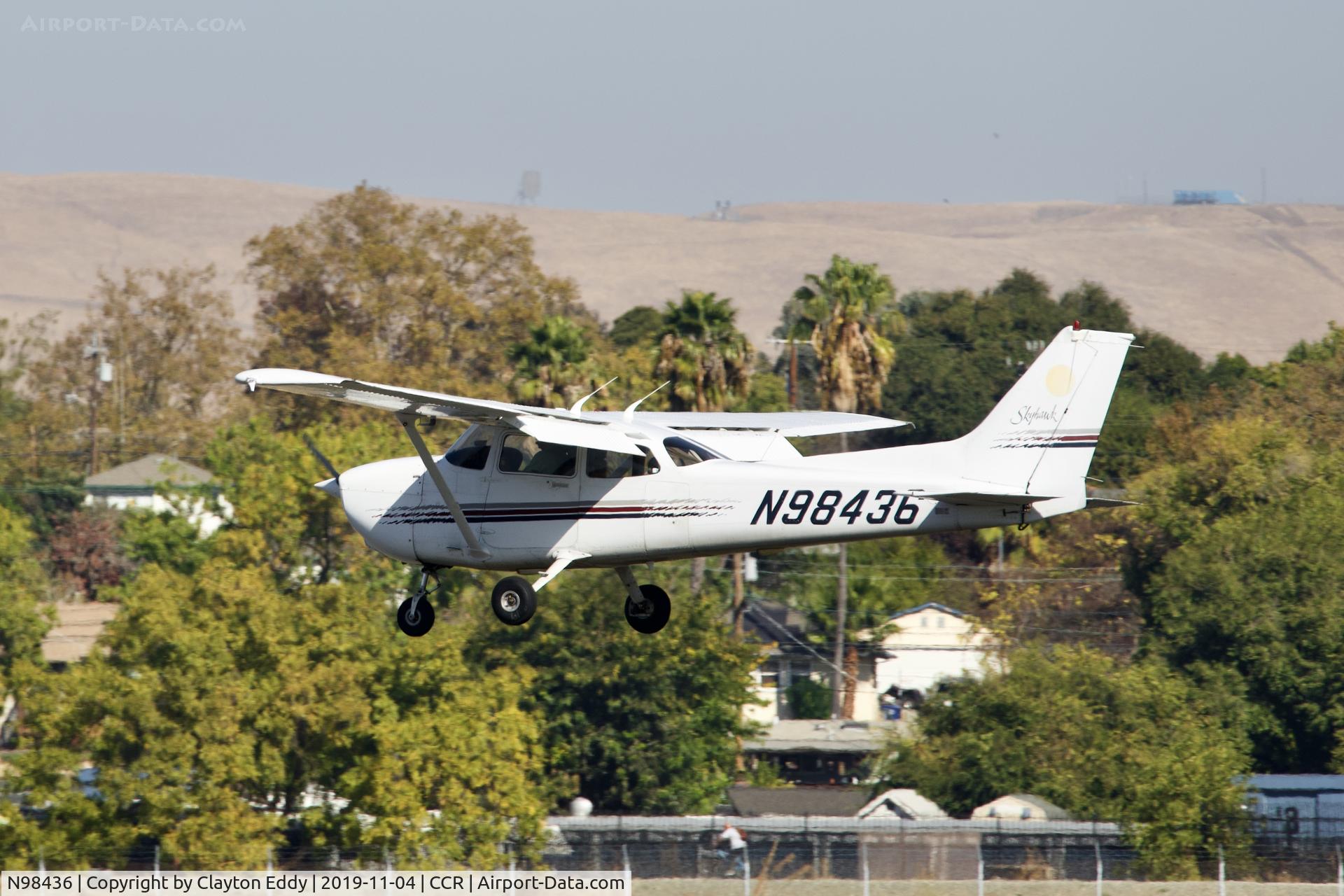 N98436, 1998 Cessna 172R C/N 17280612, California 2019.