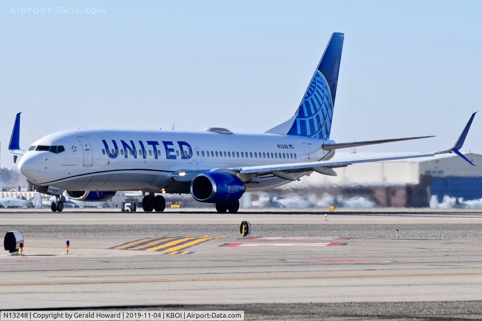 N13248, 1999 Boeing 737-824 C/N 28808, Take off run on RWY 10L.