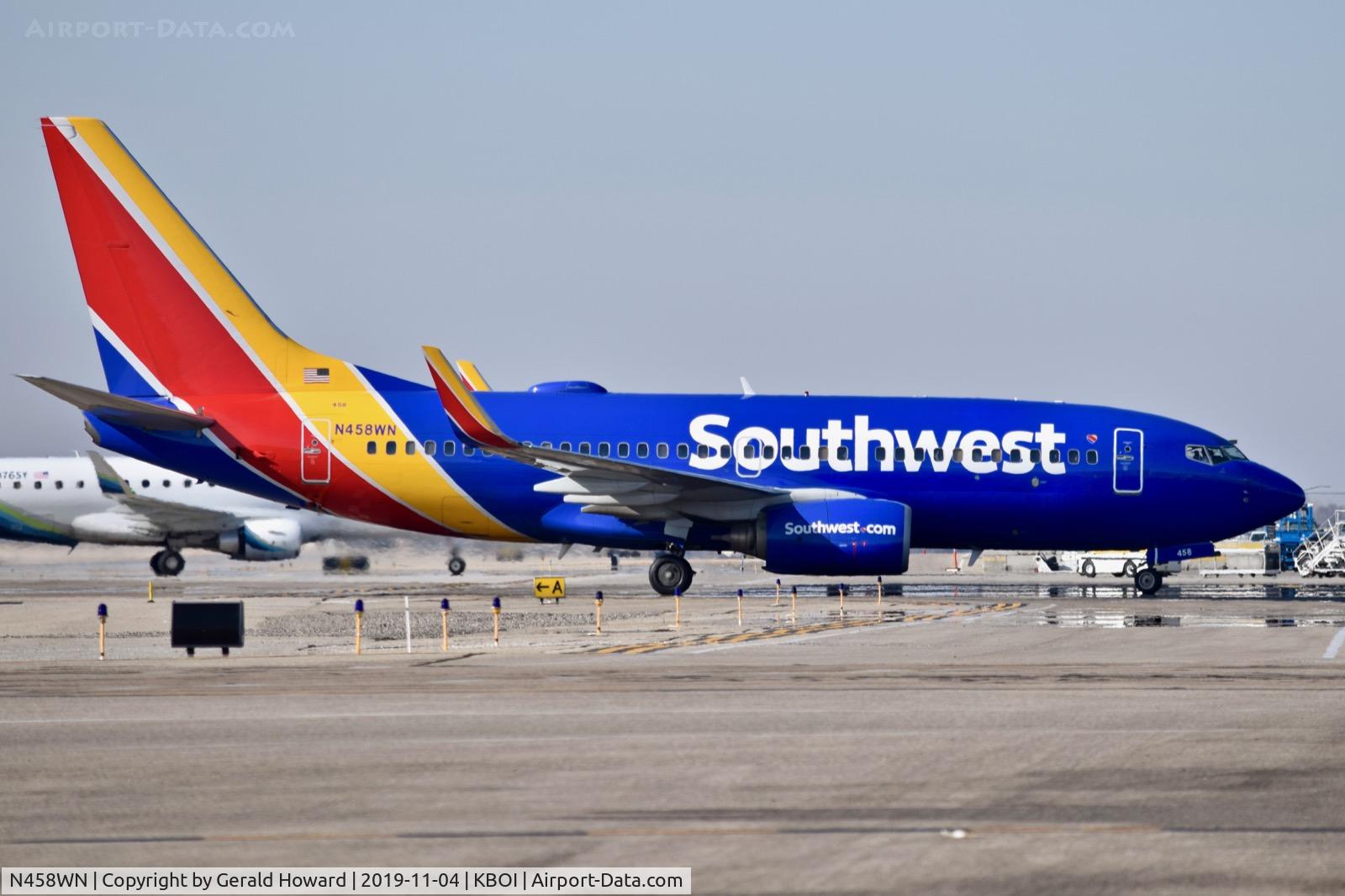 N458WN, 2004 Boeing 737-7H4 C/N 33857, Taxiing to the gate.