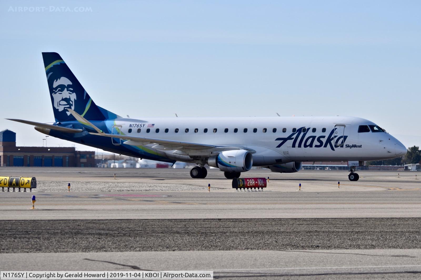 N176SY, 2015 Embraer 175LR (ERJ-170-200LR) C/N 17000533, Taxiing to the gate.
