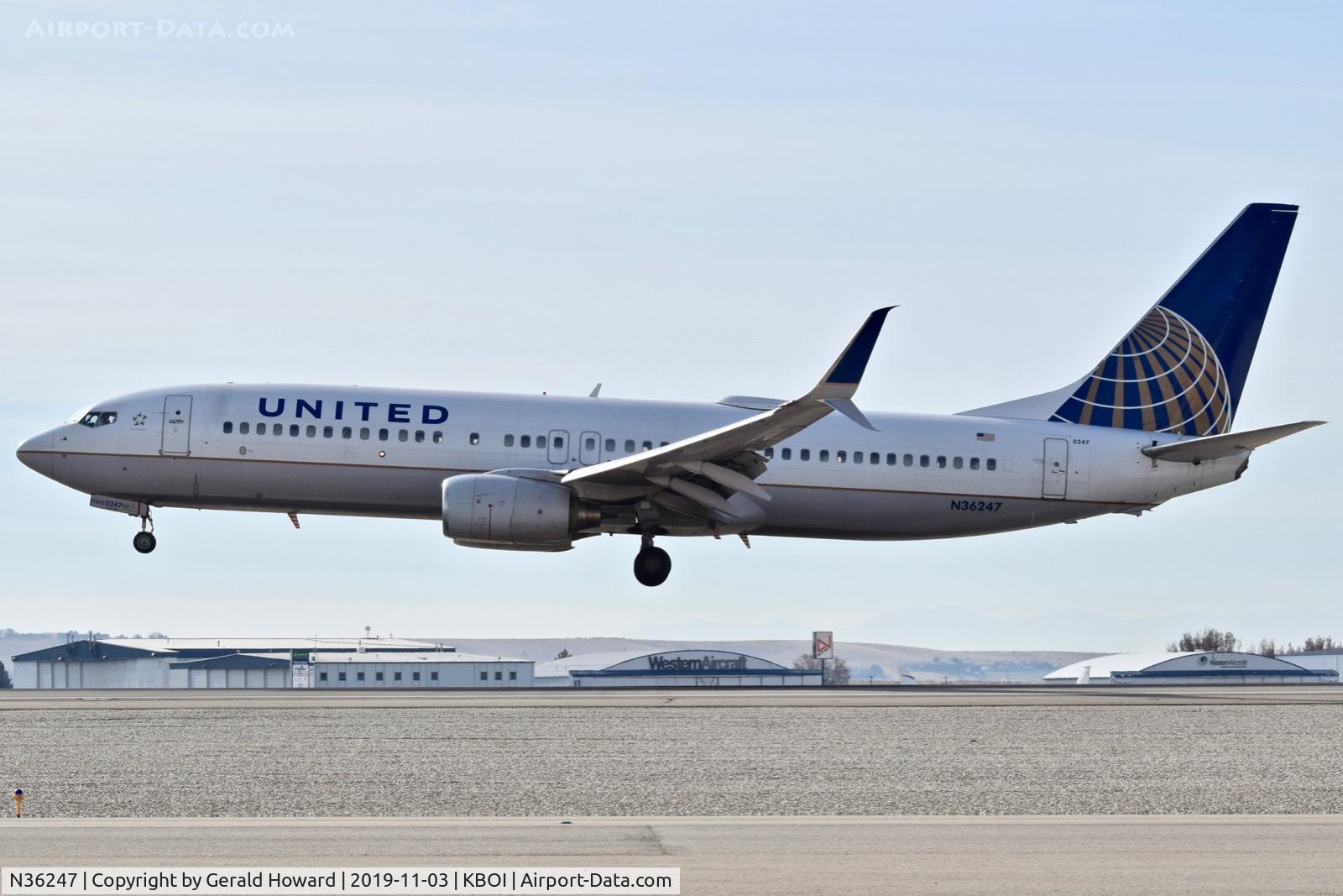 N36247, 1999 Boeing 737-824 C/N 28807, Landing RWY 10L.