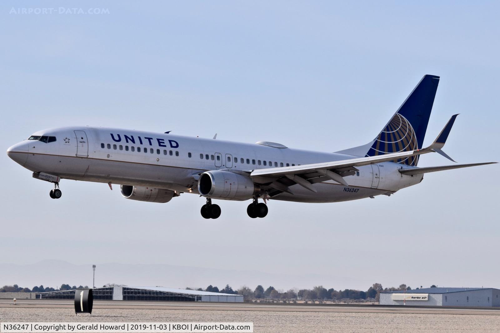 N36247, 1999 Boeing 737-824 C/N 28807, Landing RWY 10L.