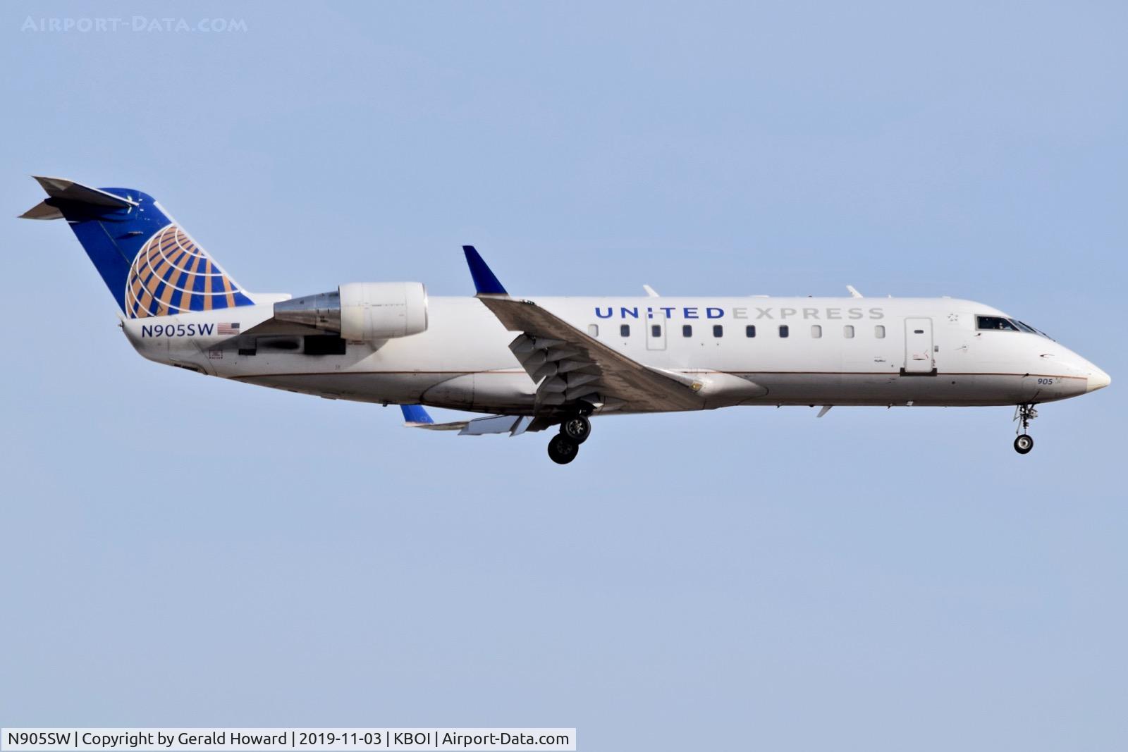N905SW, 2000 Bombardier CRJ-200LR (CL-600-2B19) C/N 7437, Landing RWY 10L.