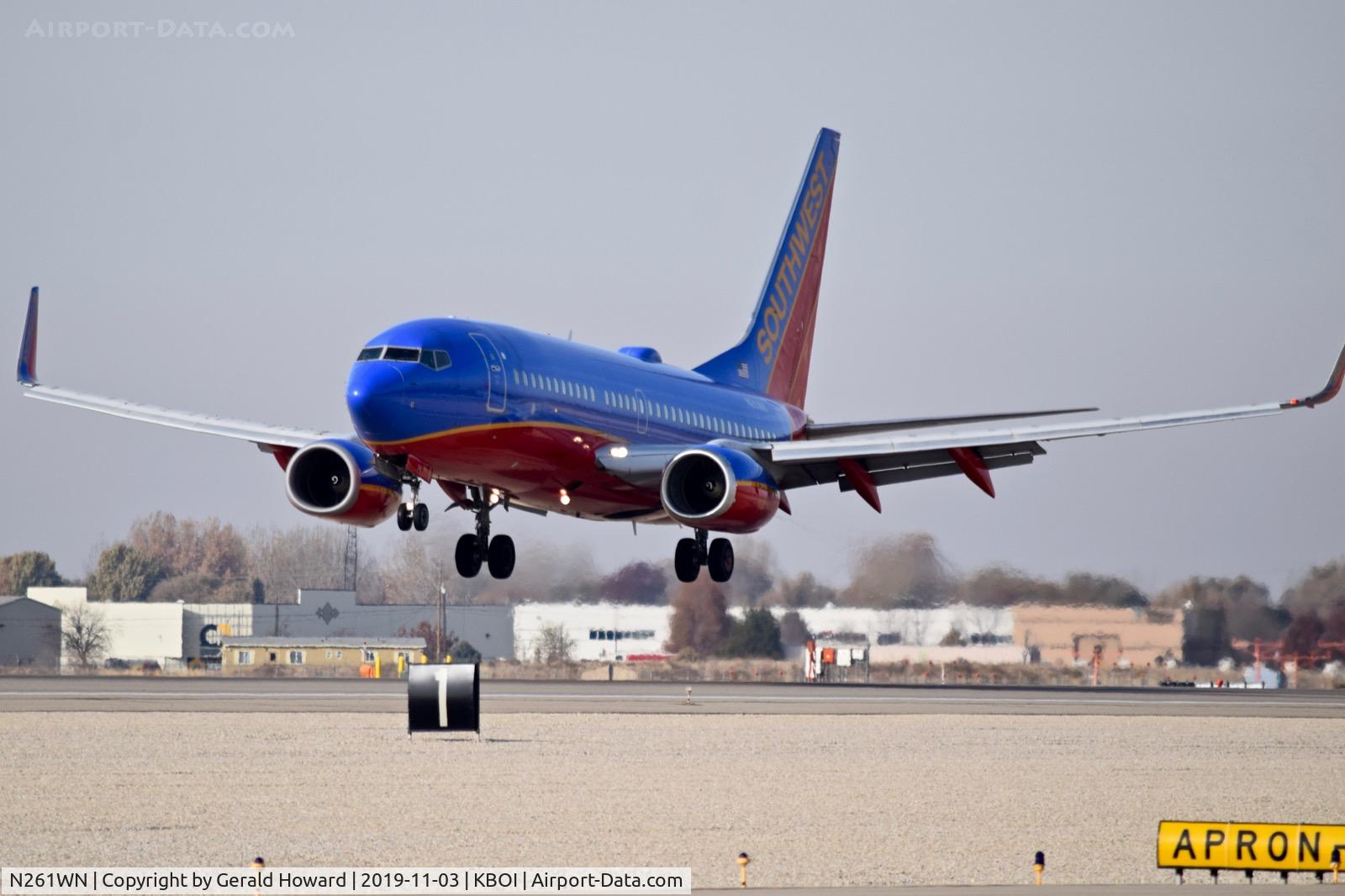 N261WN, 2006 Boeing 737-7H4 C/N 32517, Landing RWY 10L.