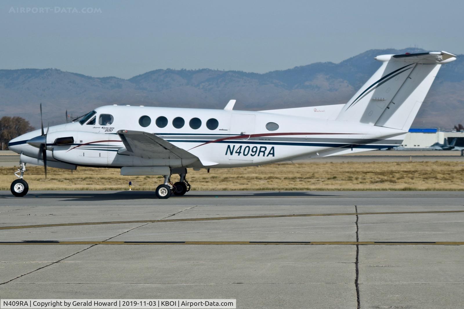 N409RA, 1978 Beech 200 C/N BB-429, Taxiing on Bravo.