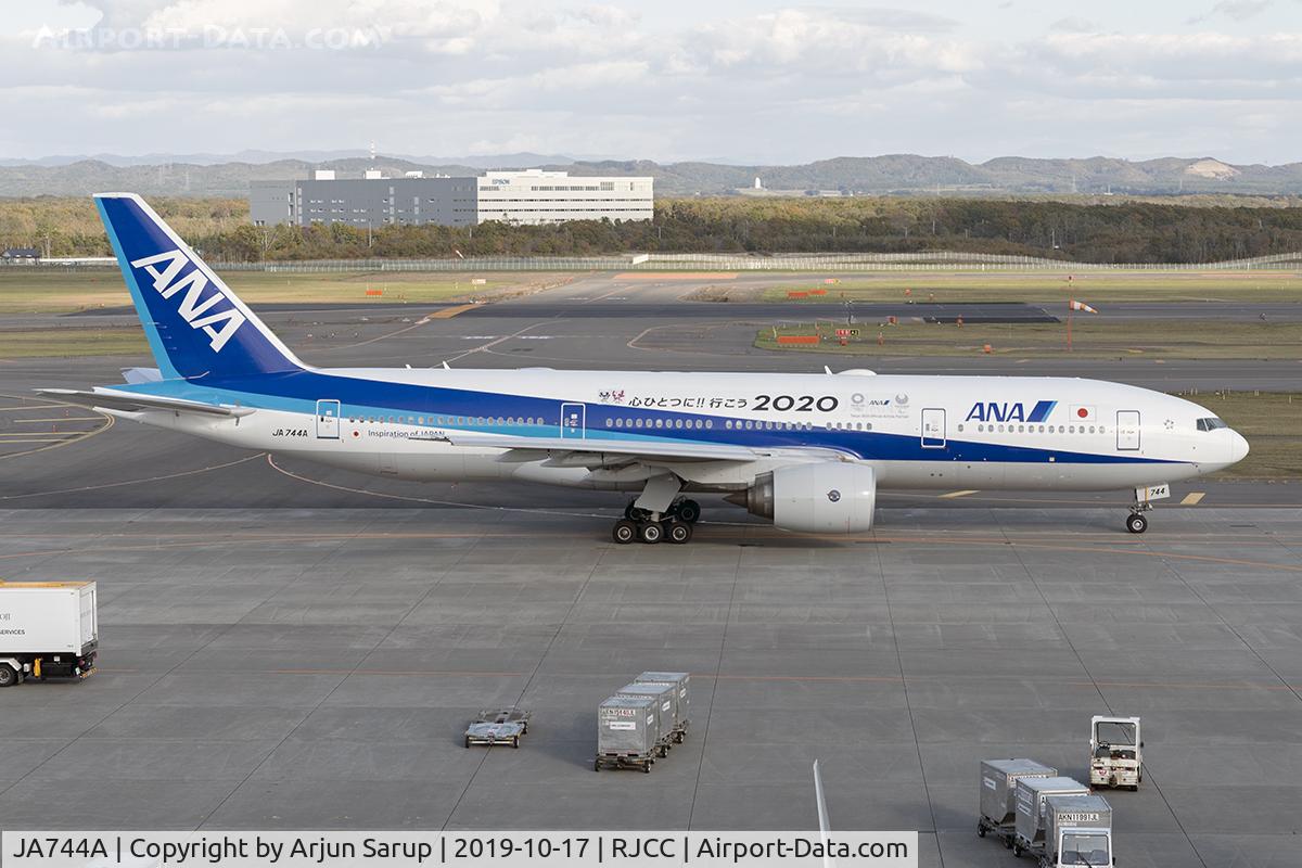 JA744A, 2013 Boeing 777-281/ER C/N 40903, Ready for departure from Sapporo to Fukuoka as NH290.