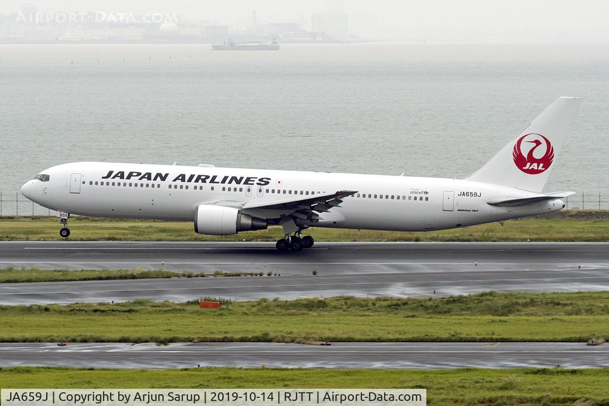 JA659J, 2011 Boeing 767-346/ER C/N 40371, Departing Haneda on a wet day after Typhoon Hagibis as JL567 bound for Memanbetsu in Hokkaido.