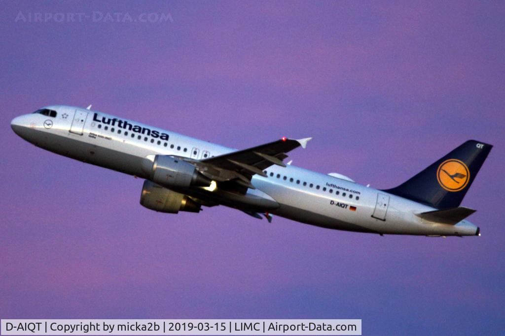 D-AIQT, 2000 Airbus A320-211 C/N 1337, Take off
