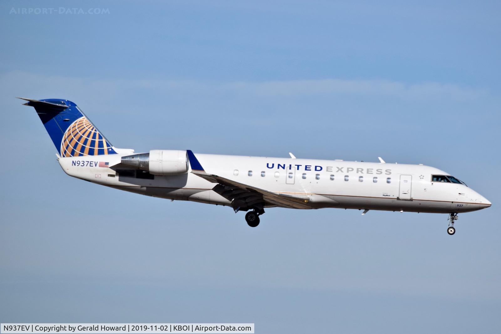 N937EV, 2005 Bombardier CRJ-200ER (CL-600-2B19) C/N 8042, Landing RWY 10L.