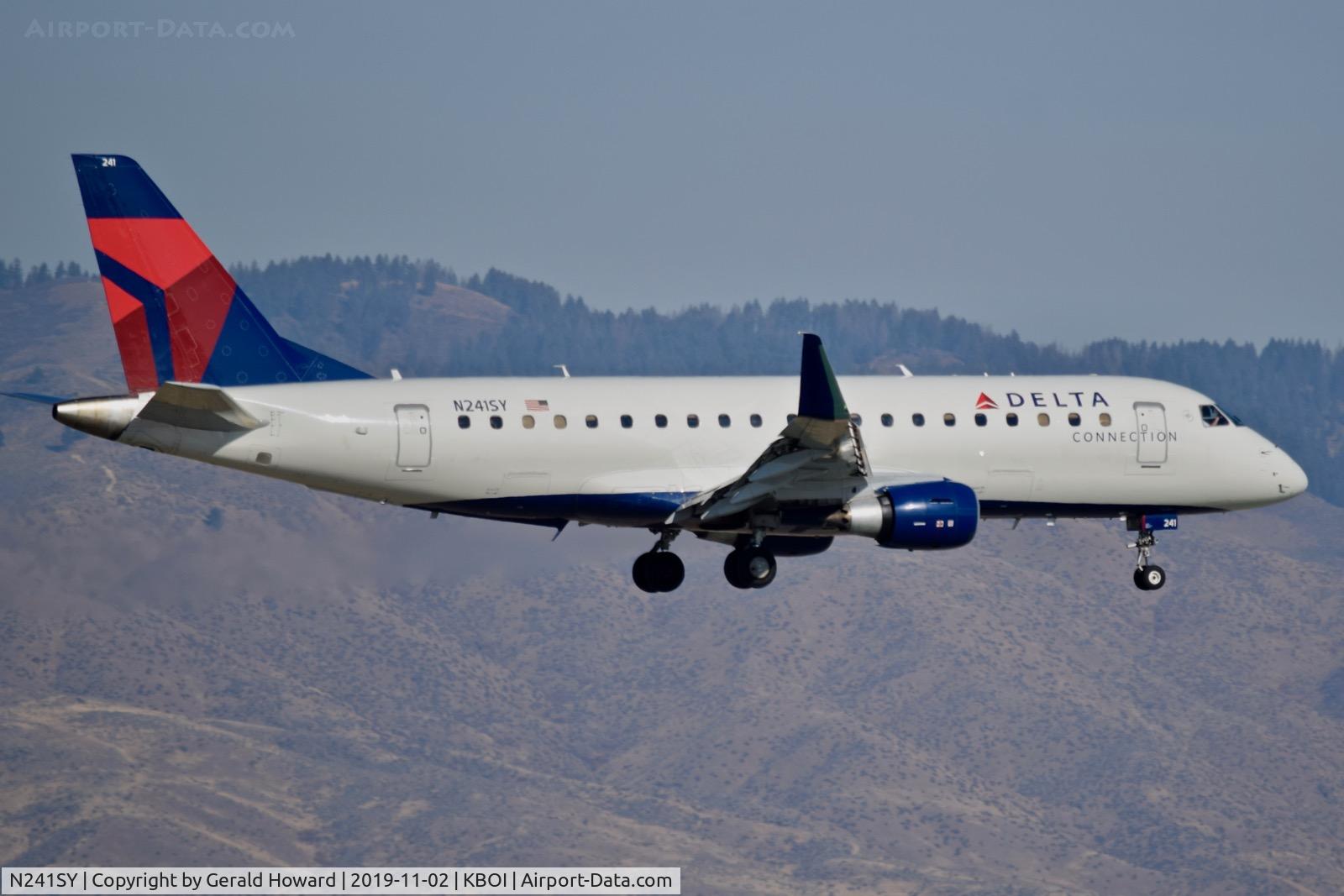 N241SY, 2016 Embraer 175LR (ERJ-170-200LR) C/N 17000585, Landing 10L.
