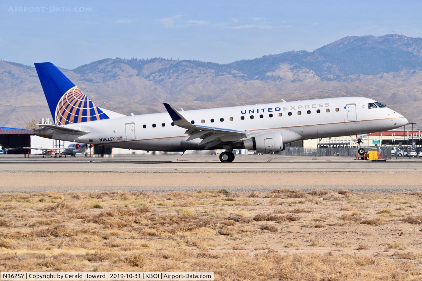 N162SY, 2016 Embraer 175LR (ERJ-170-200LR) C/N 17000576, Landing 10R.