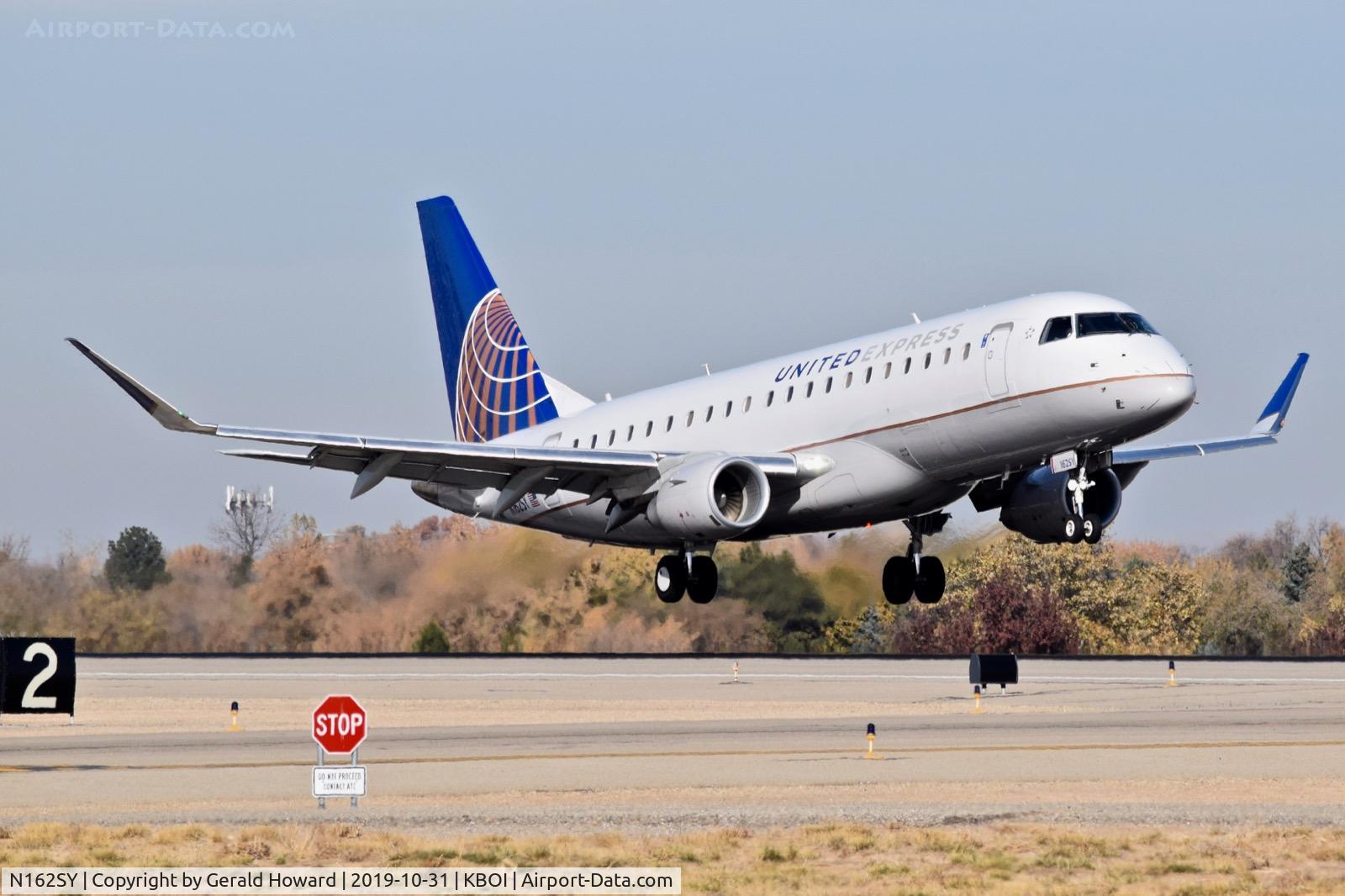 N162SY, 2016 Embraer 175LR (ERJ-170-200LR) C/N 17000576, Landing 10R.