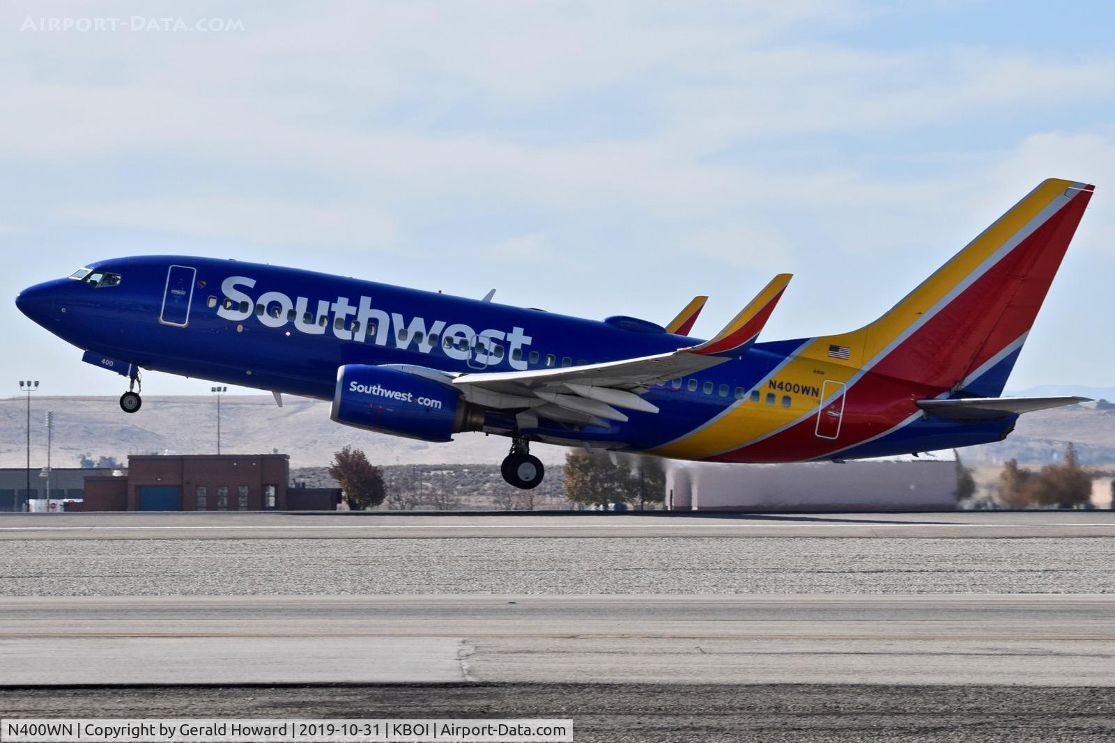 N400WN, 2001 Boeing 737-7H4 C/N 27891, Take off from RWY 10L.