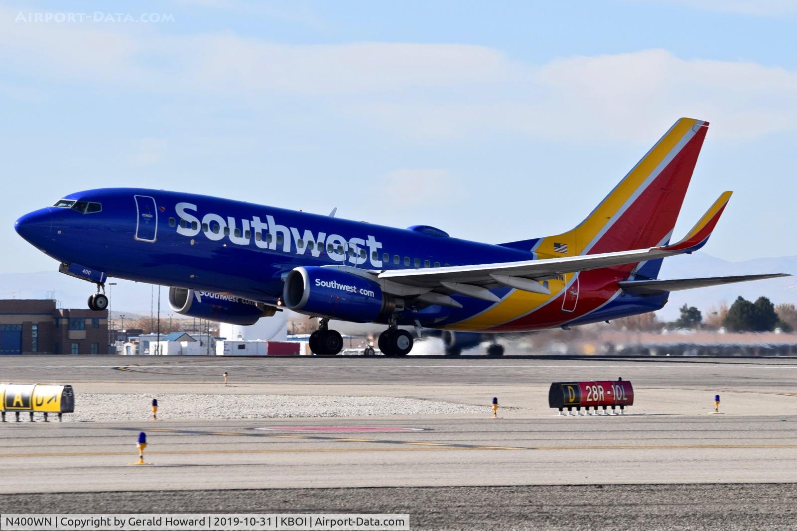 N400WN, 2001 Boeing 737-7H4 C/N 27891, Take off from RWY 10L.