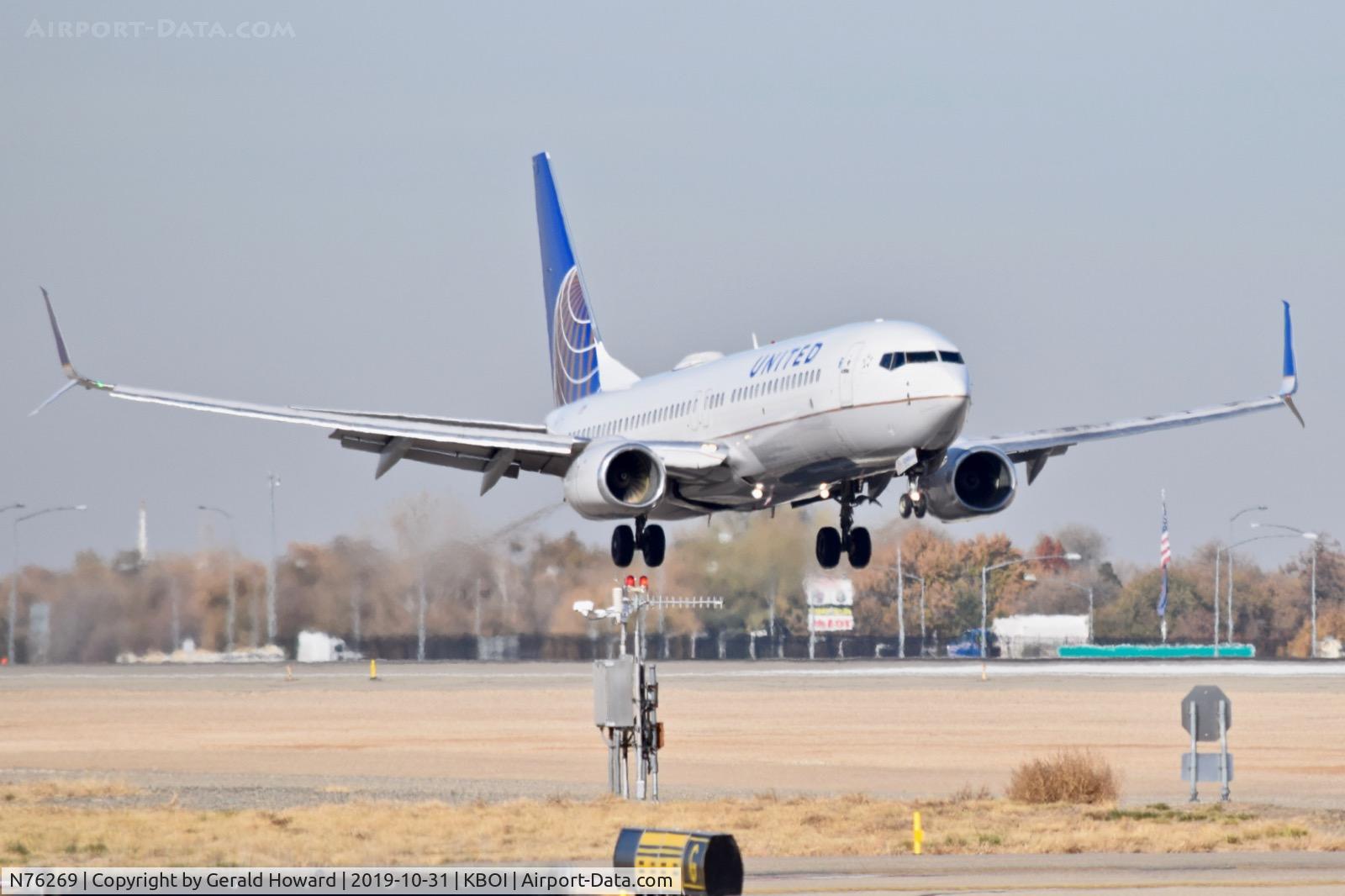 N76269, 2001 Boeing 737-824 C/N 31588, Landing RWY 10R.