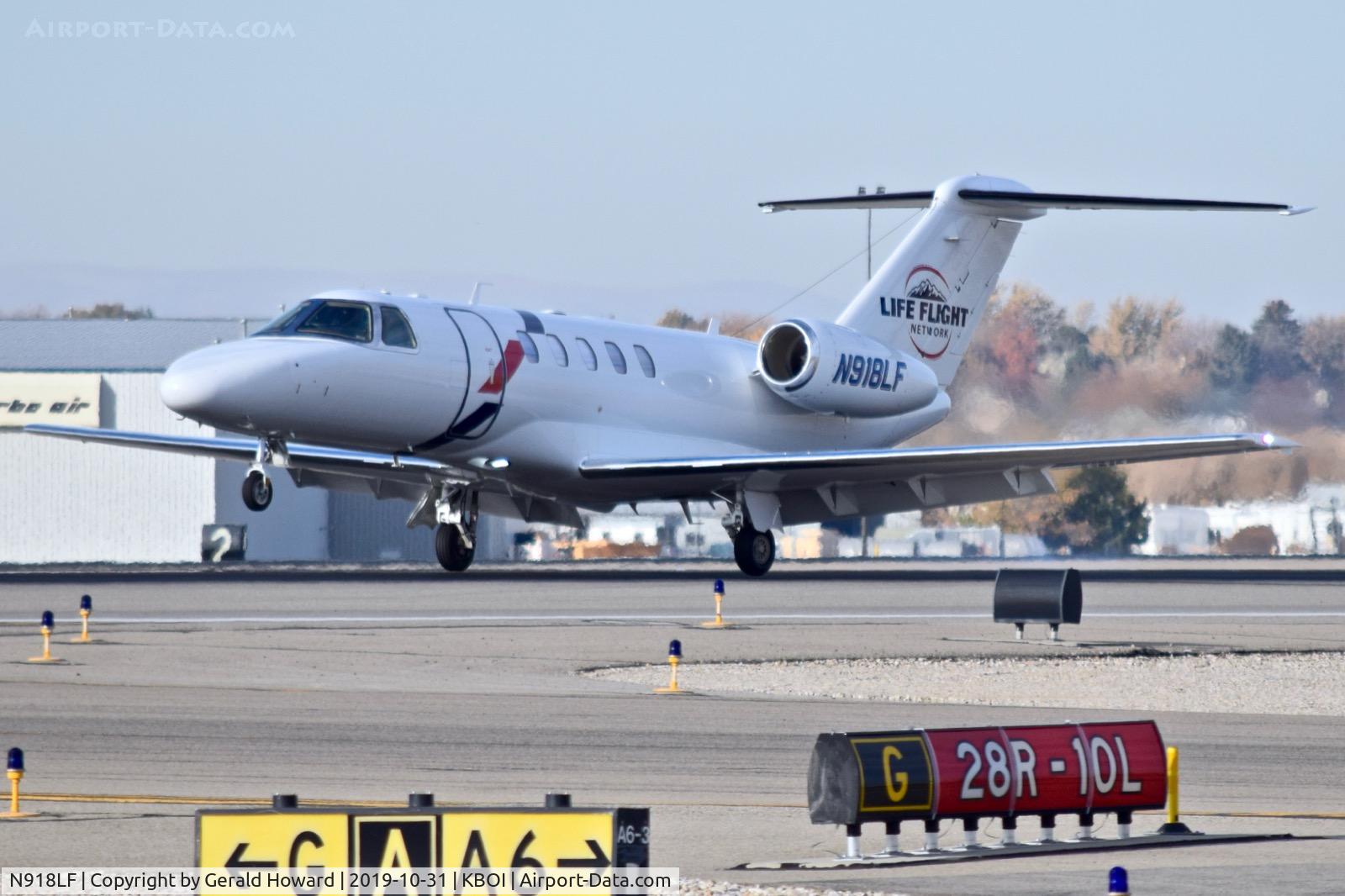 N918LF, 2017 Cessna 525C CitationJet CJ4 C/N 525C-0261, Landing RWY 10L.