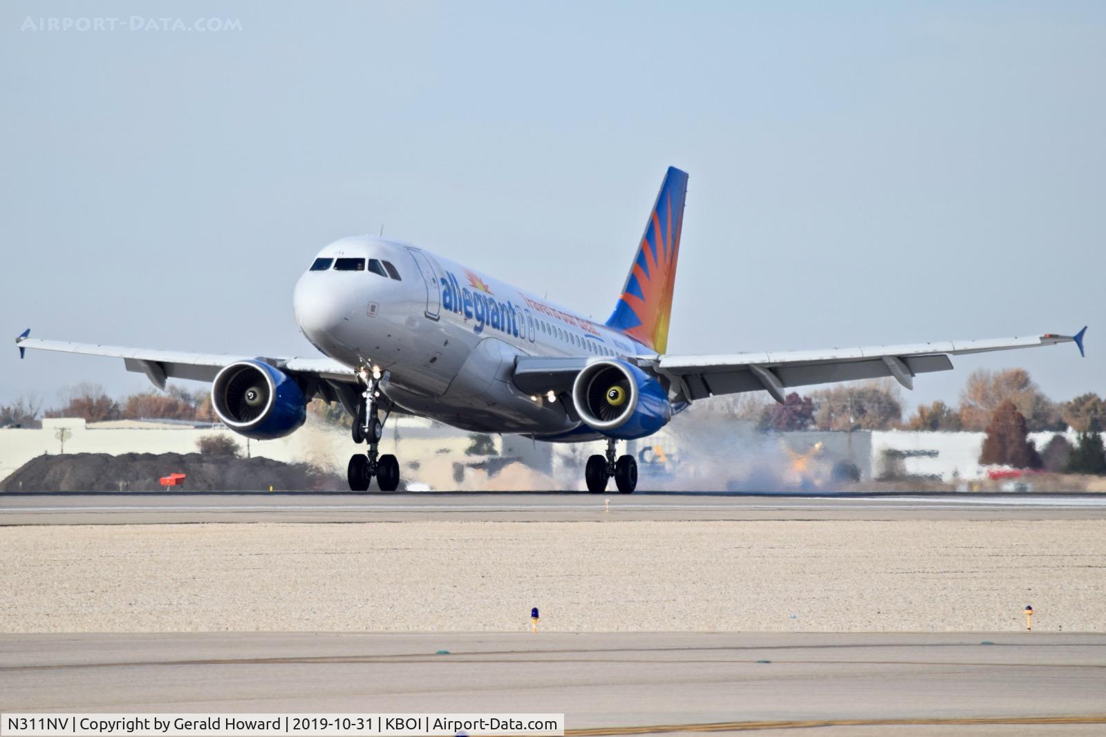 N311NV, 2006 Airbus A319-111 C/N 2702, Landing RWY 10L.
