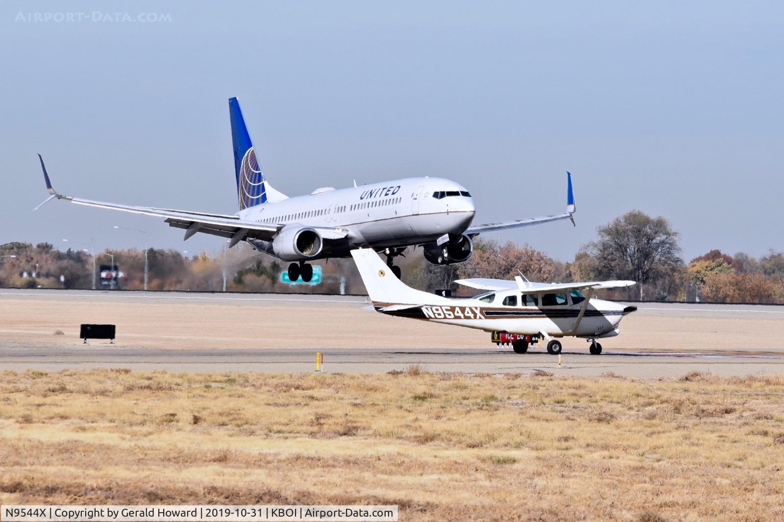 N9544X, 1961 Cessna 210B C/N 21057844, Holding while United 737 N76269 lands.