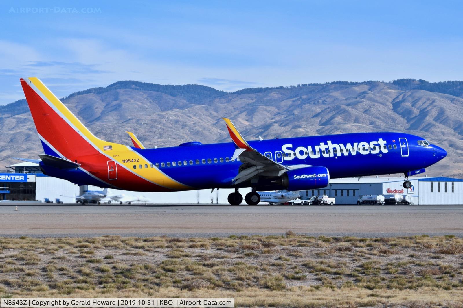 N8543Z, 2017 Boeing 737-8H4 C/N 63587, Landing 10R.